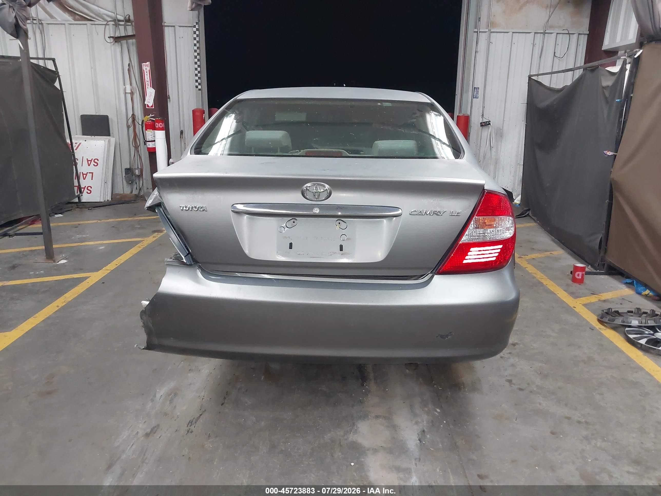 2004 Toyota Camry Le Gray vin: JTDBE32KX40300192