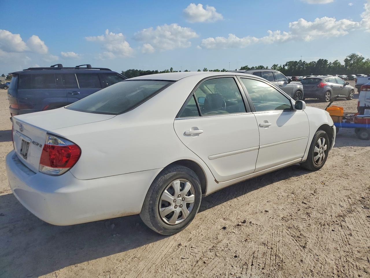 2006 Toyota Camry Le White vin: JTDBE32KX63049689