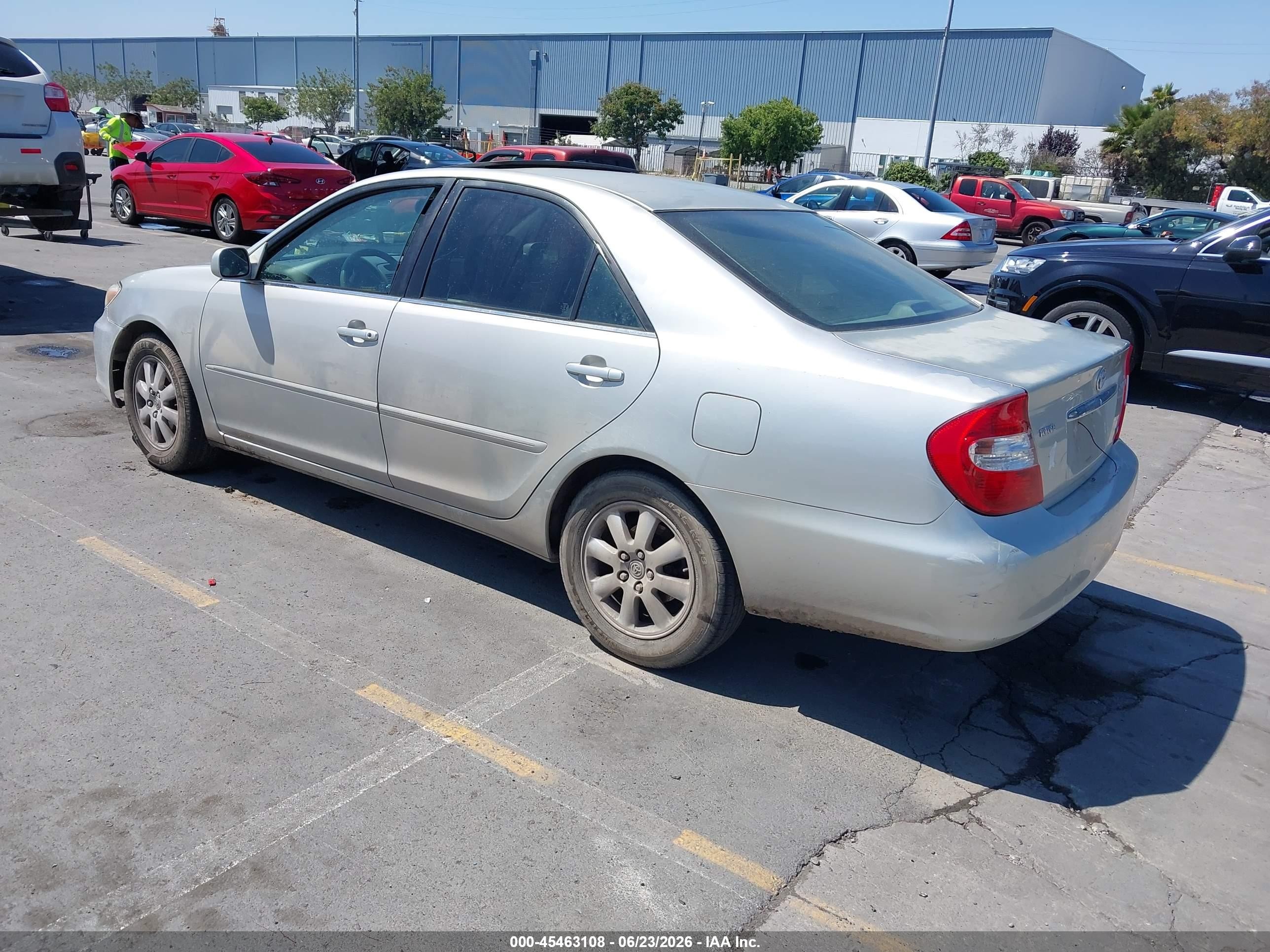 2002 Toyota Camry Xle Серый vin: JTDBF30K020033111