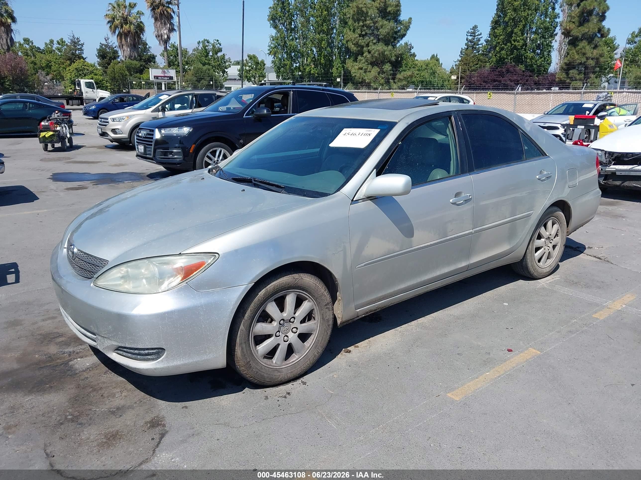 2002 Toyota Camry Xle Серый vin: JTDBF30K020033111
