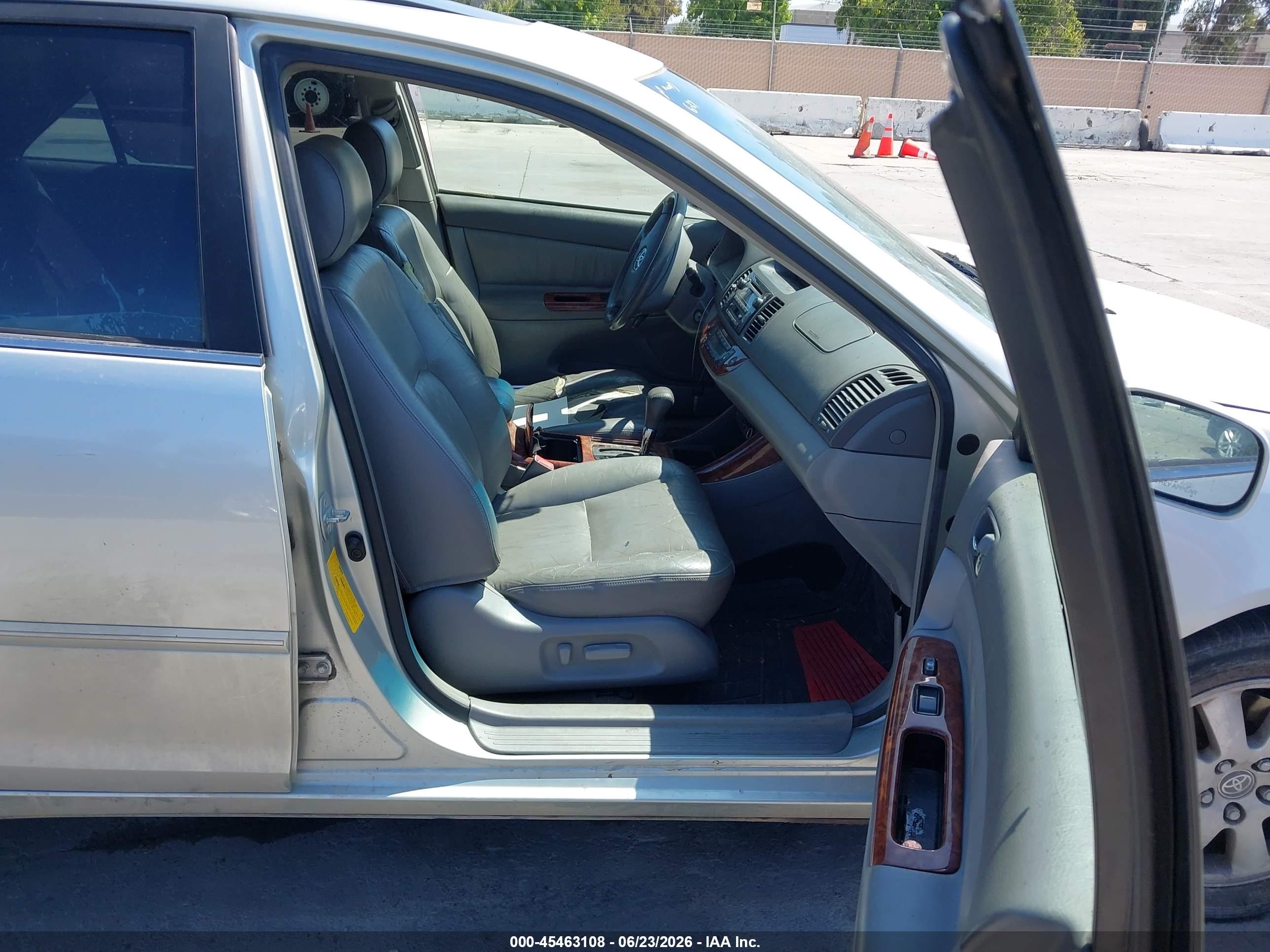 2002 Toyota Camry Xle Серый vin: JTDBF30K020033111