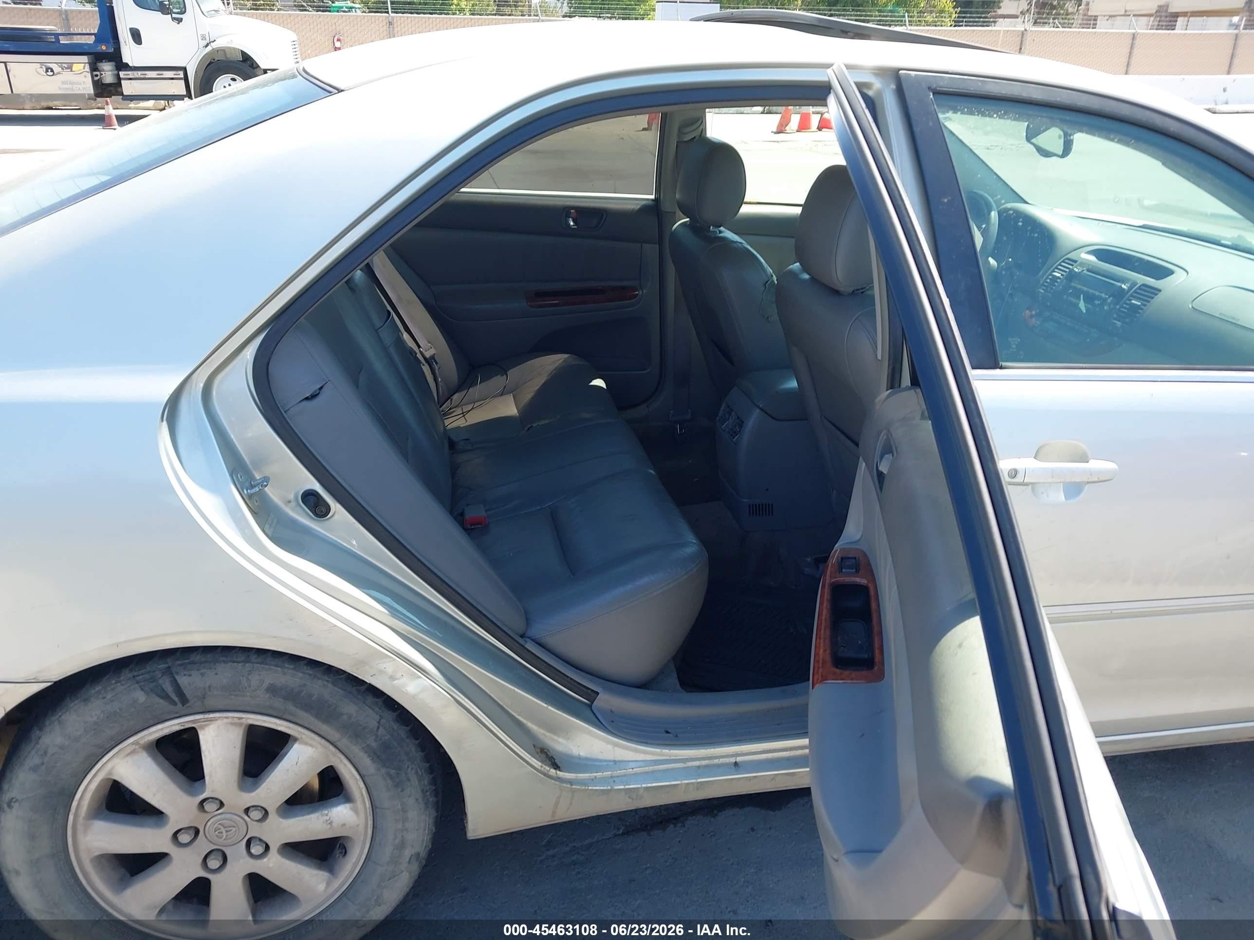 2002 Toyota Camry Xle Серый vin: JTDBF30K020033111