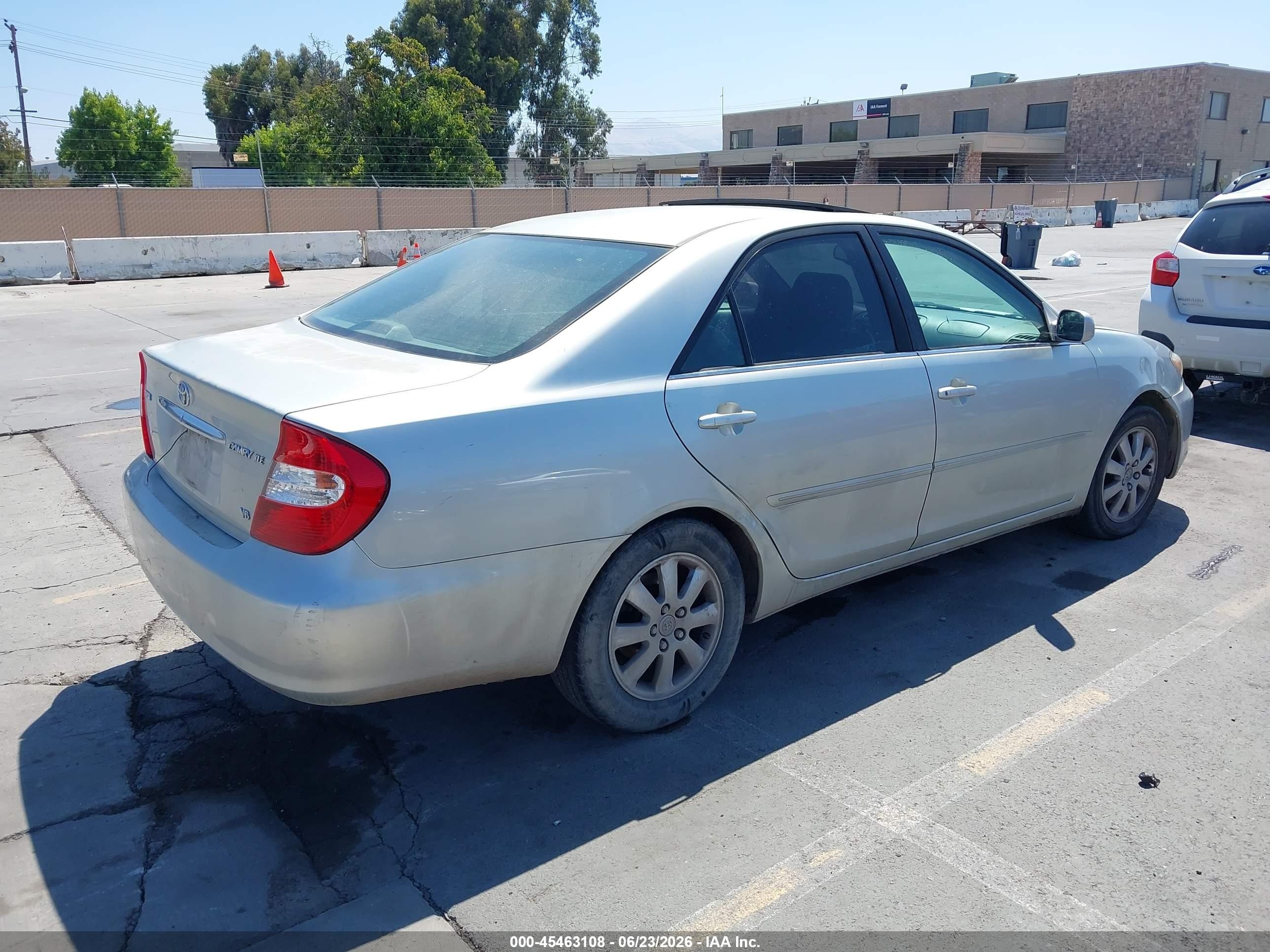 2002 Toyota Camry Xle Серый vin: JTDBF30K020033111