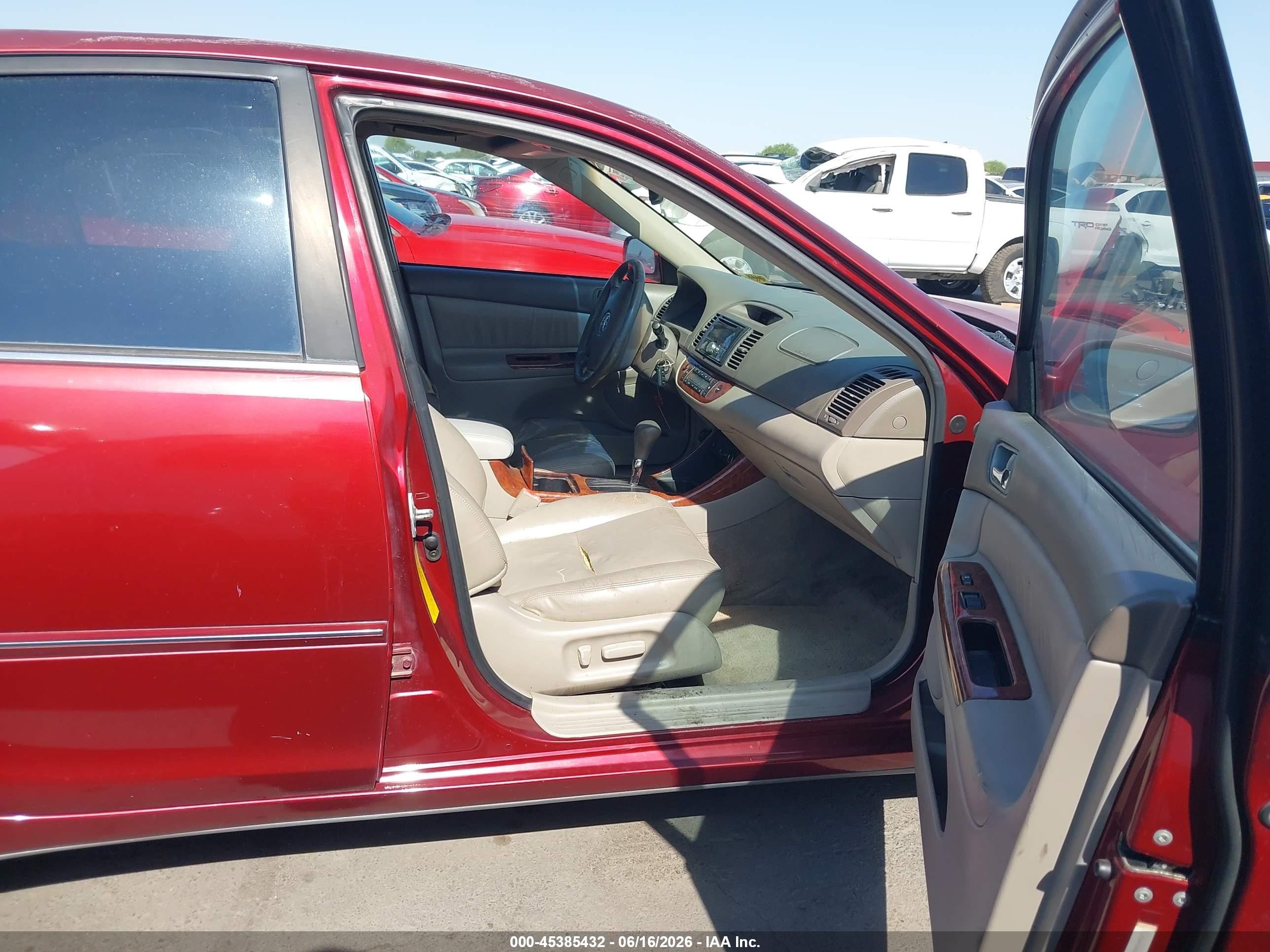 2002 Toyota Camry Xle Красный vin: JTDBF30K020038079