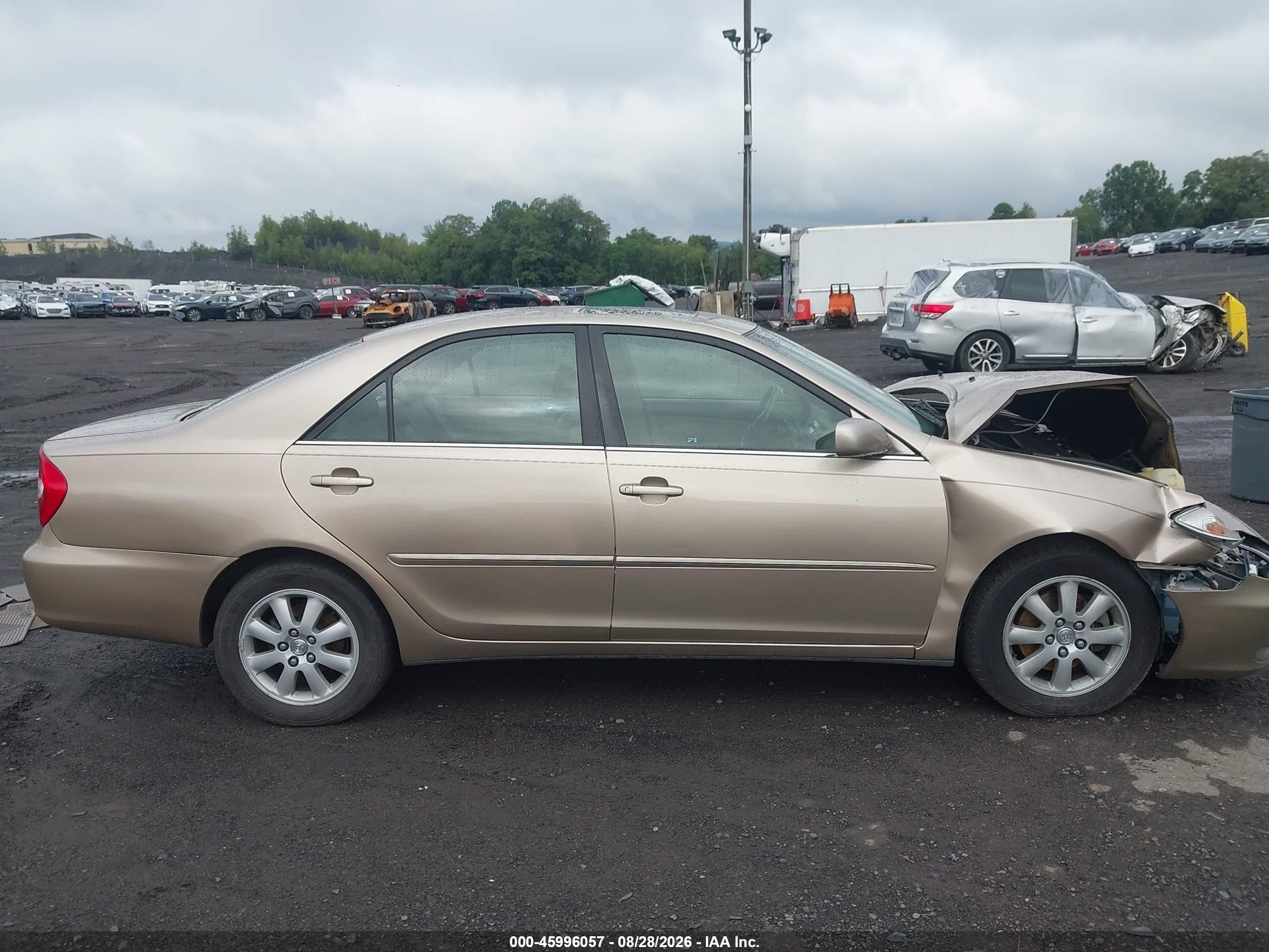 2004 Toyota Camry Xle V6 Gold vin: JTDBF30K040152165