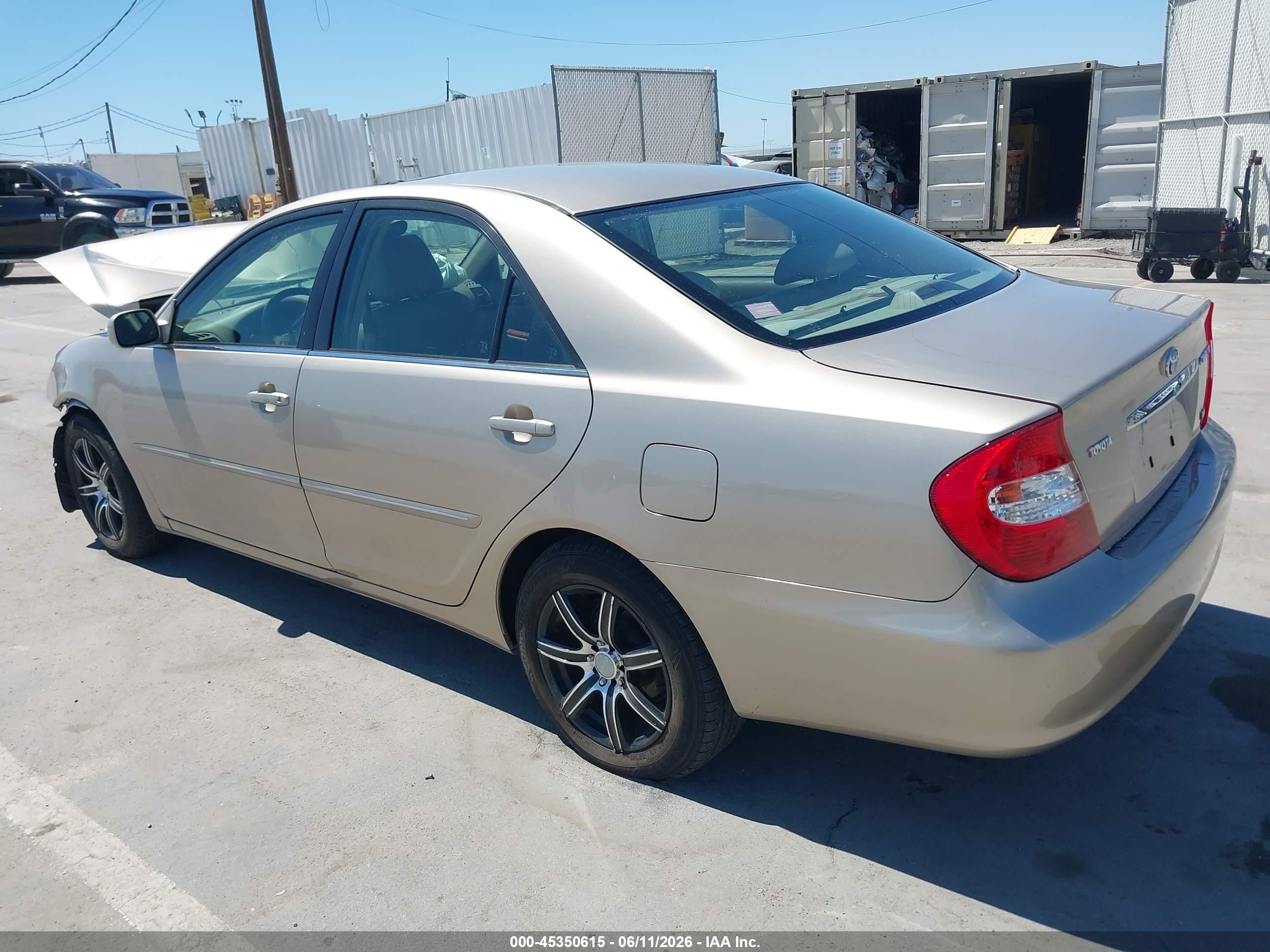2002 Toyota Camry Xle Gold vin: JTDBF30K520067111