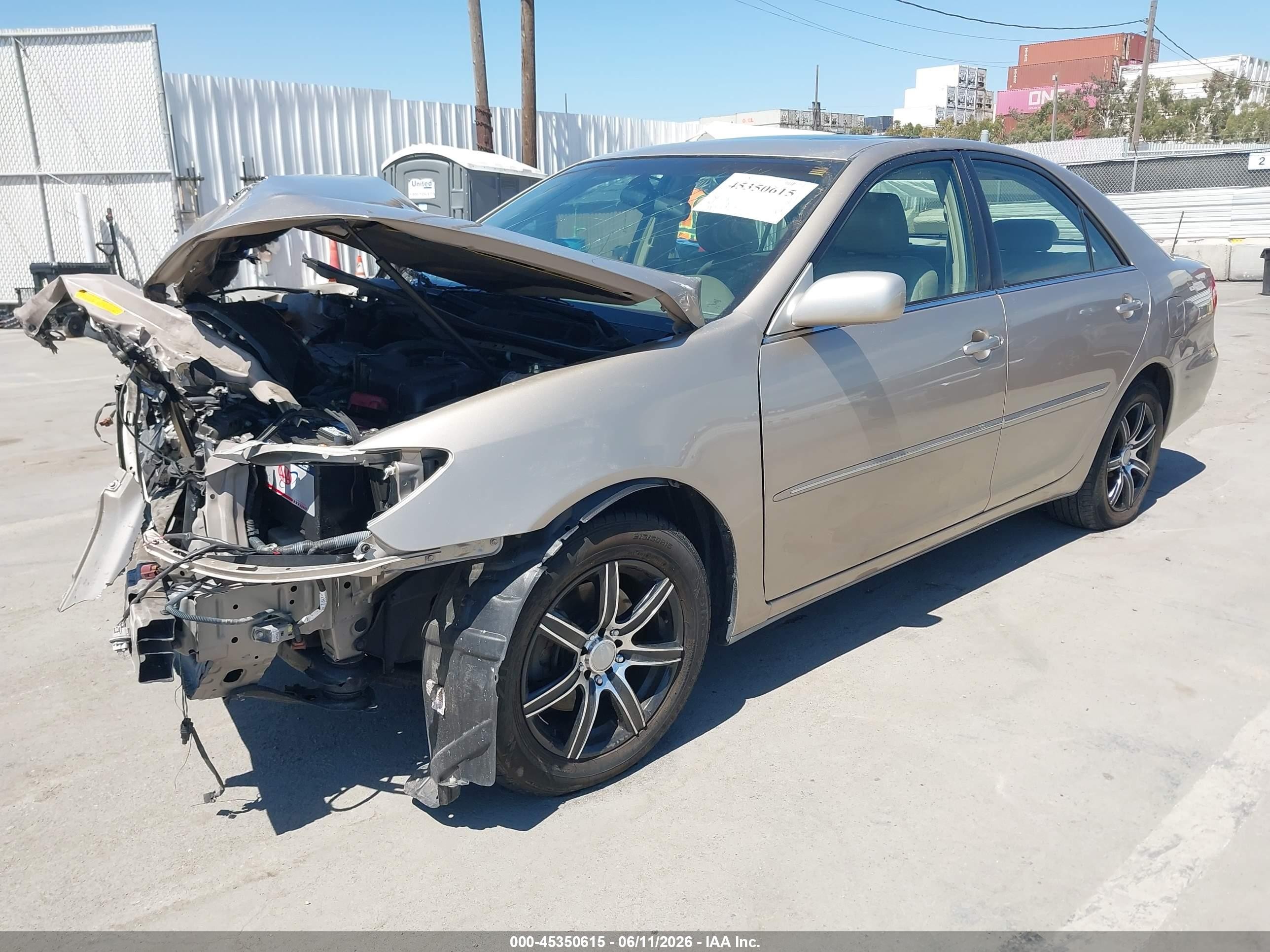 2002 Toyota Camry Xle Gold vin: JTDBF30K520067111