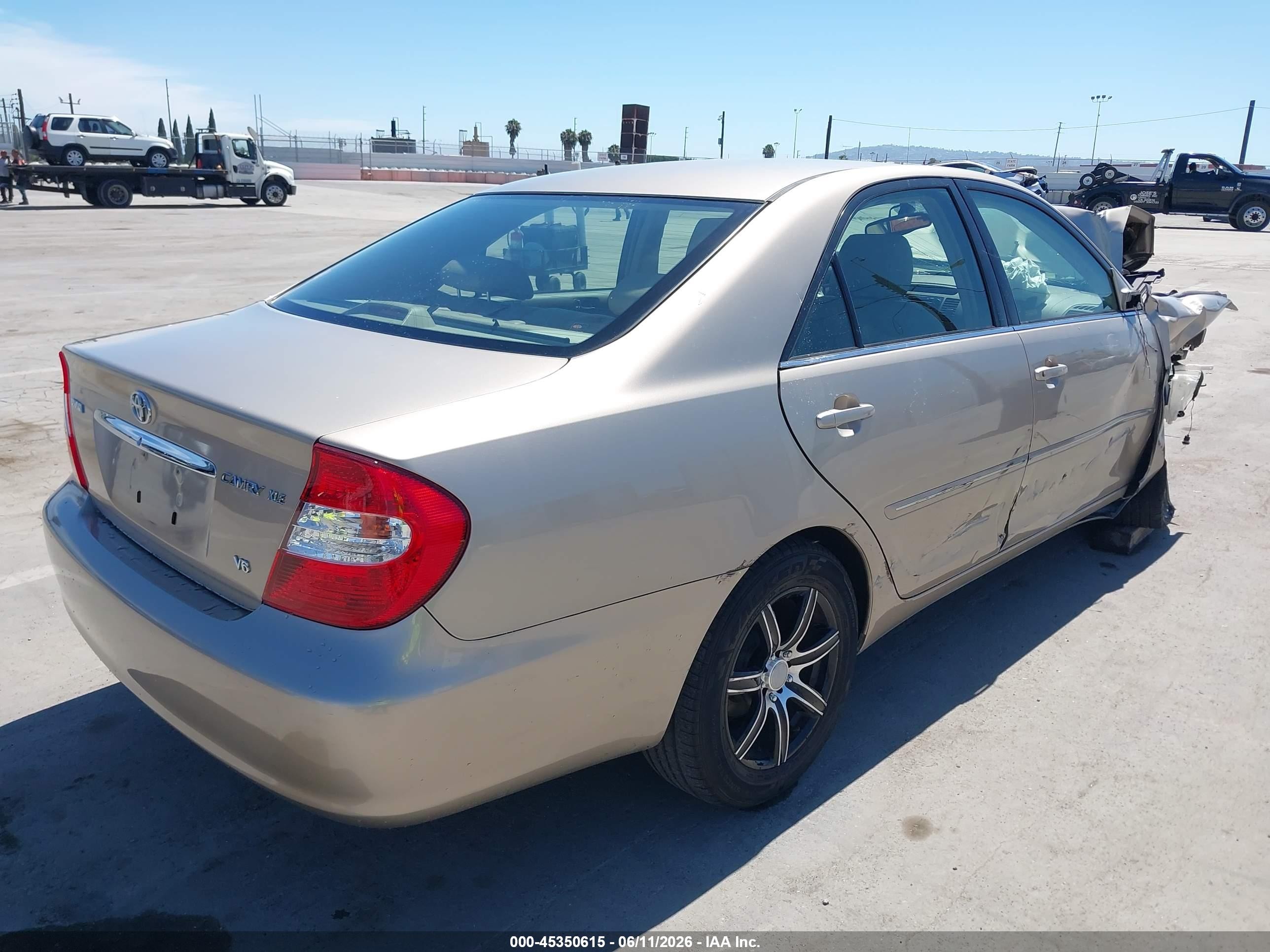 2002 Toyota Camry Xle Gold vin: JTDBF30K520067111