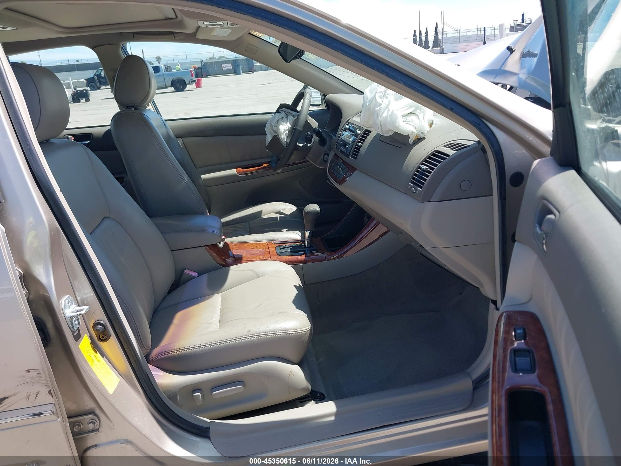 2002 Toyota Camry Xle Gold vin: JTDBF30K520067111