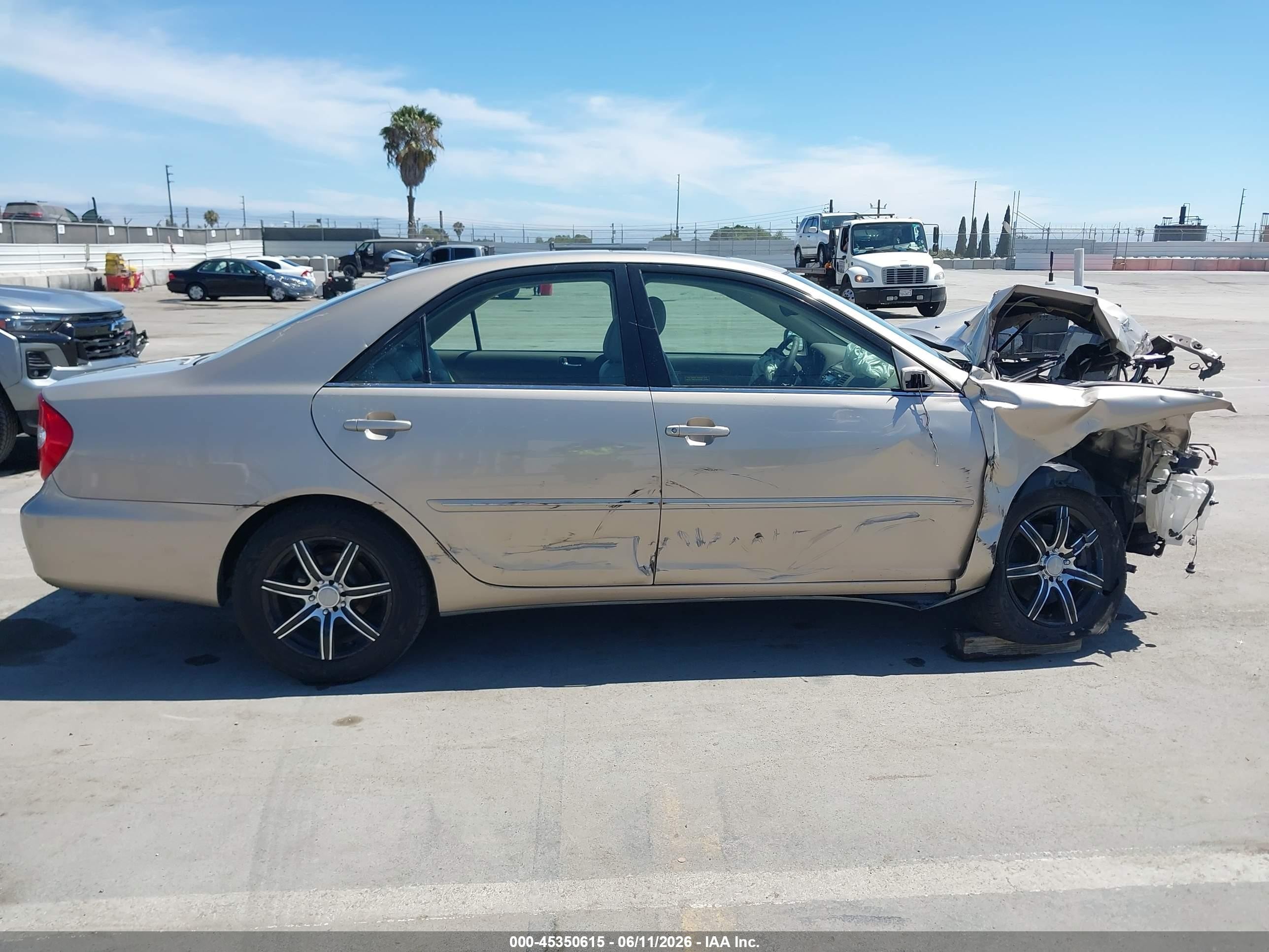 2002 Toyota Camry Xle Gold vin: JTDBF30K520067111