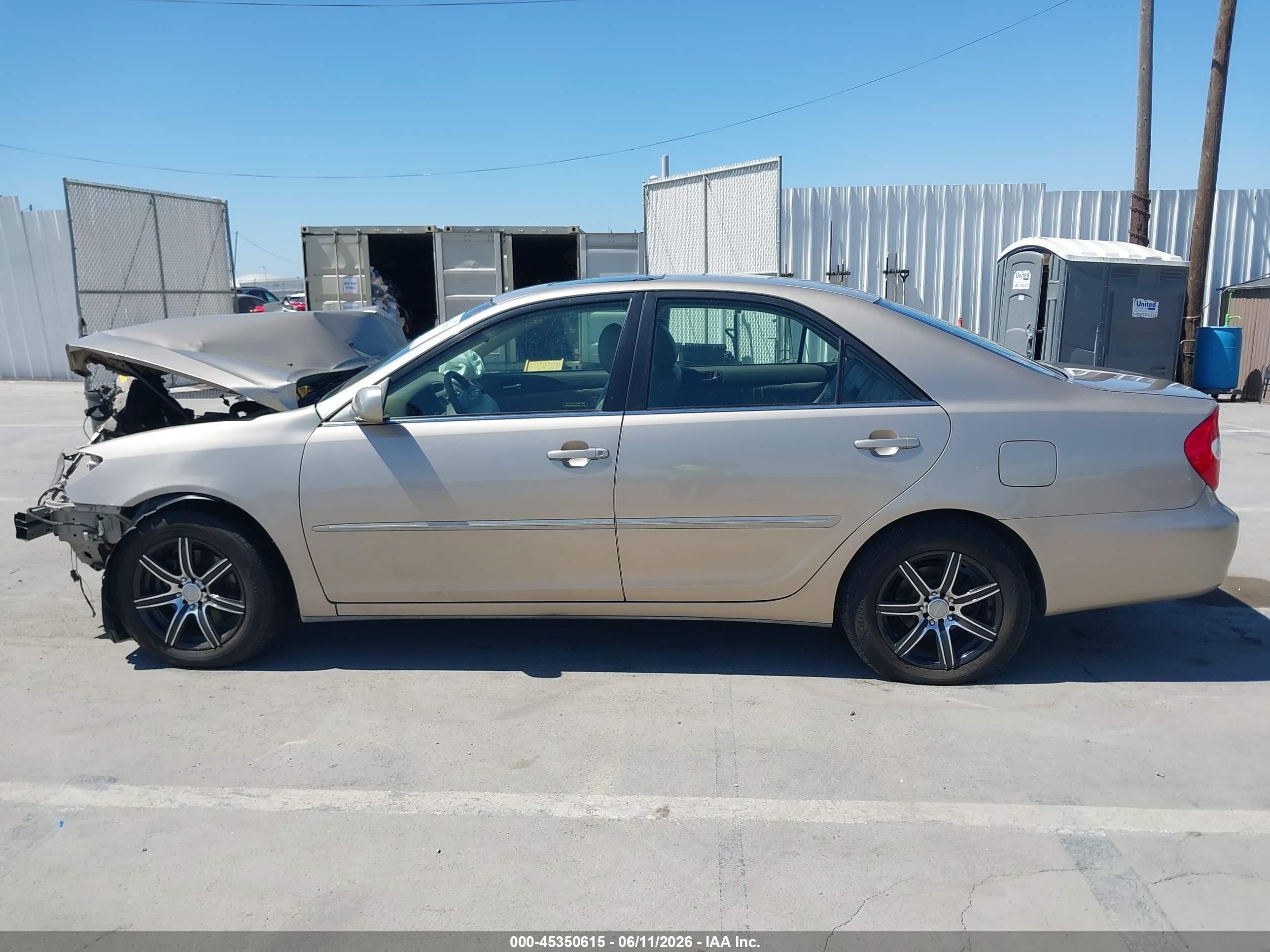 2002 Toyota Camry Xle Gold vin: JTDBF30K520067111