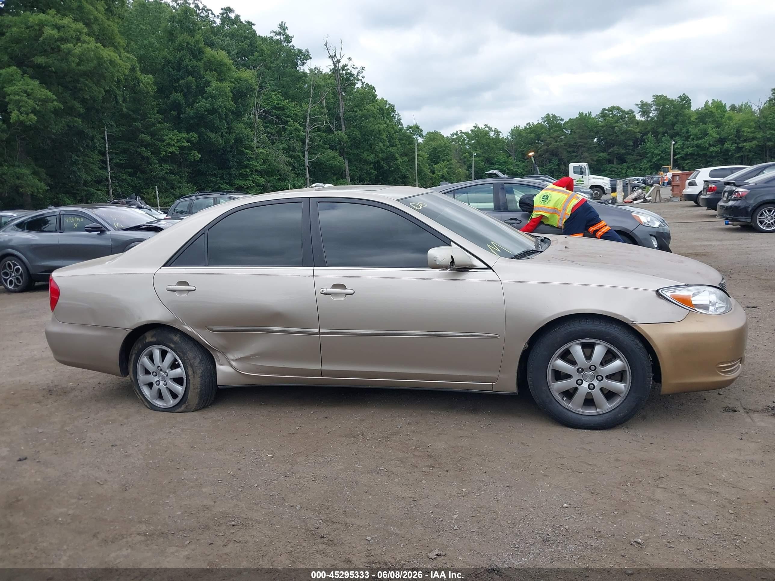 2002 Toyota Camry Xle V6 Gold vin: JTDBF30K720005418