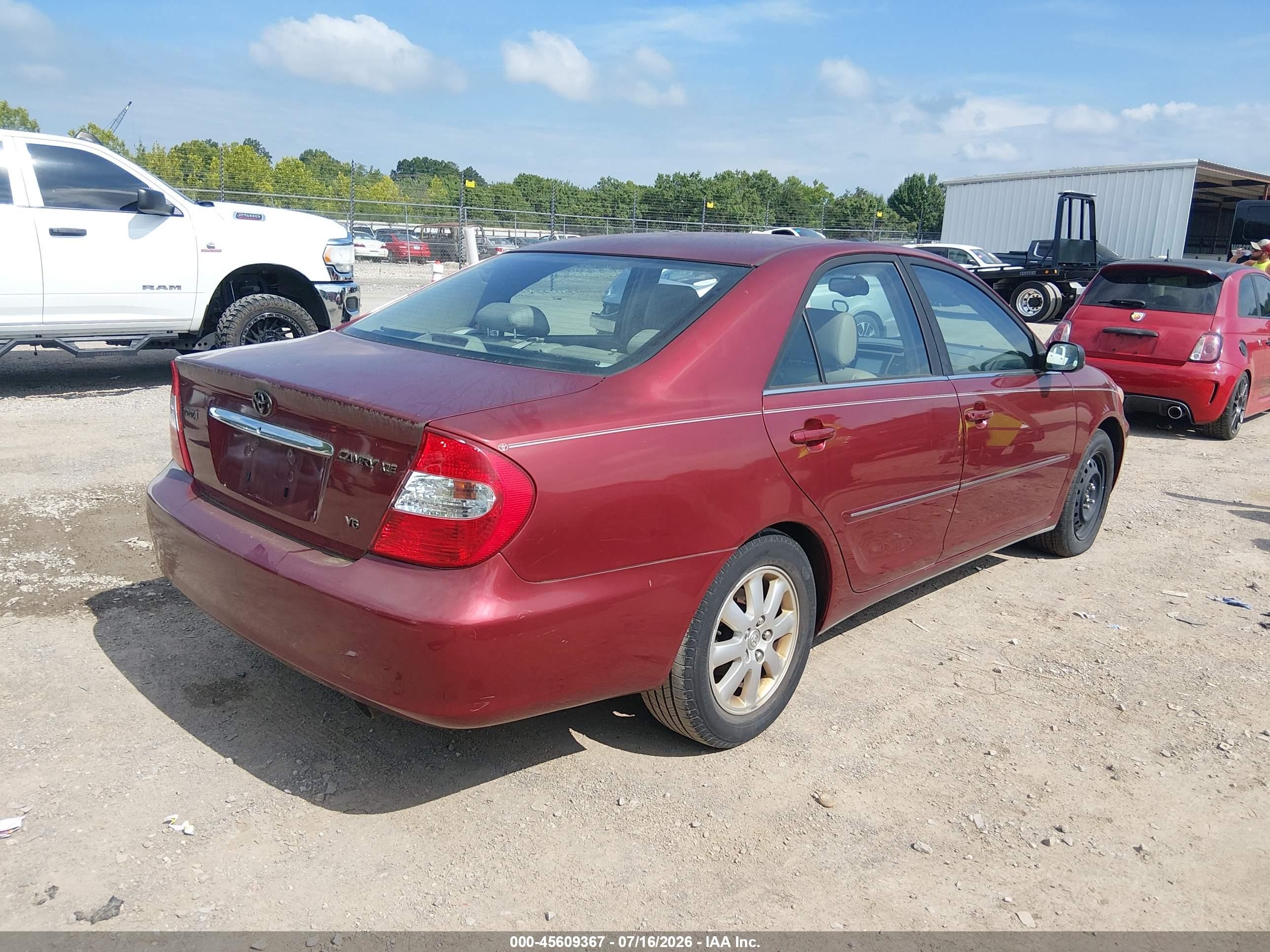 2002 Toyota Camry Xle Red vin: JTDBF30K820039335