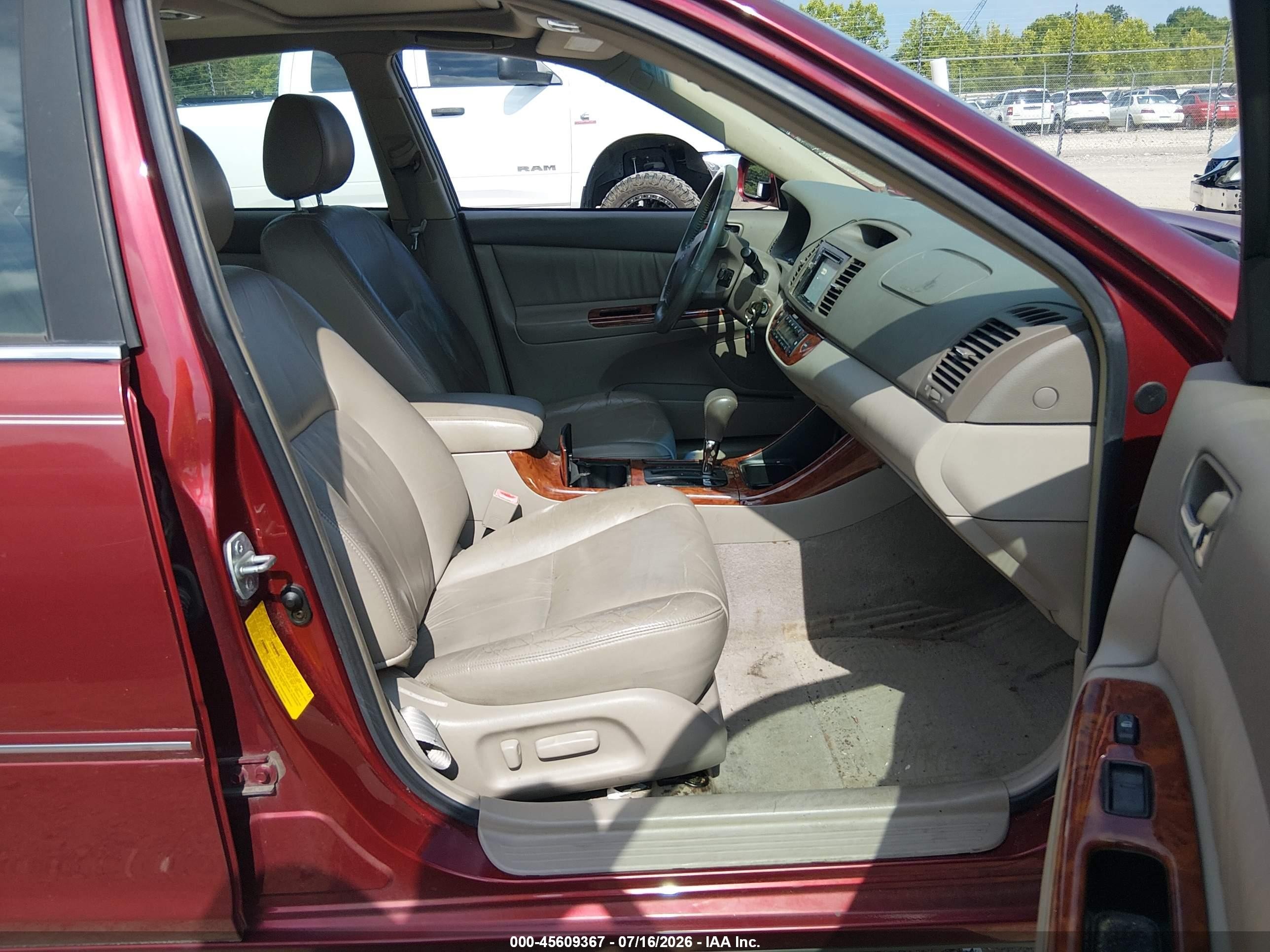 2002 Toyota Camry Xle Red vin: JTDBF30K820039335