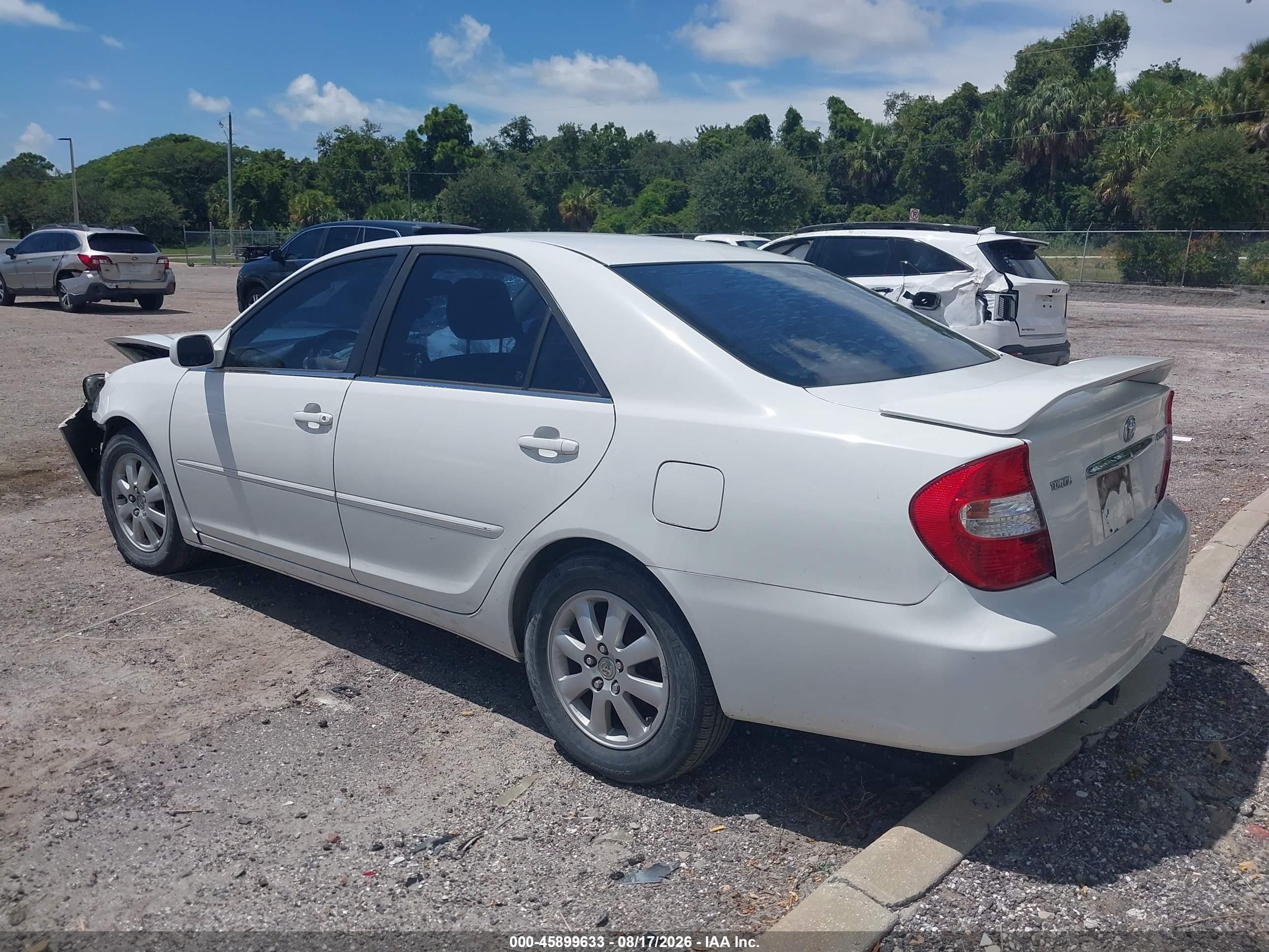 2002 Toyota Camry Xle White vin: JTDBF30K920017103