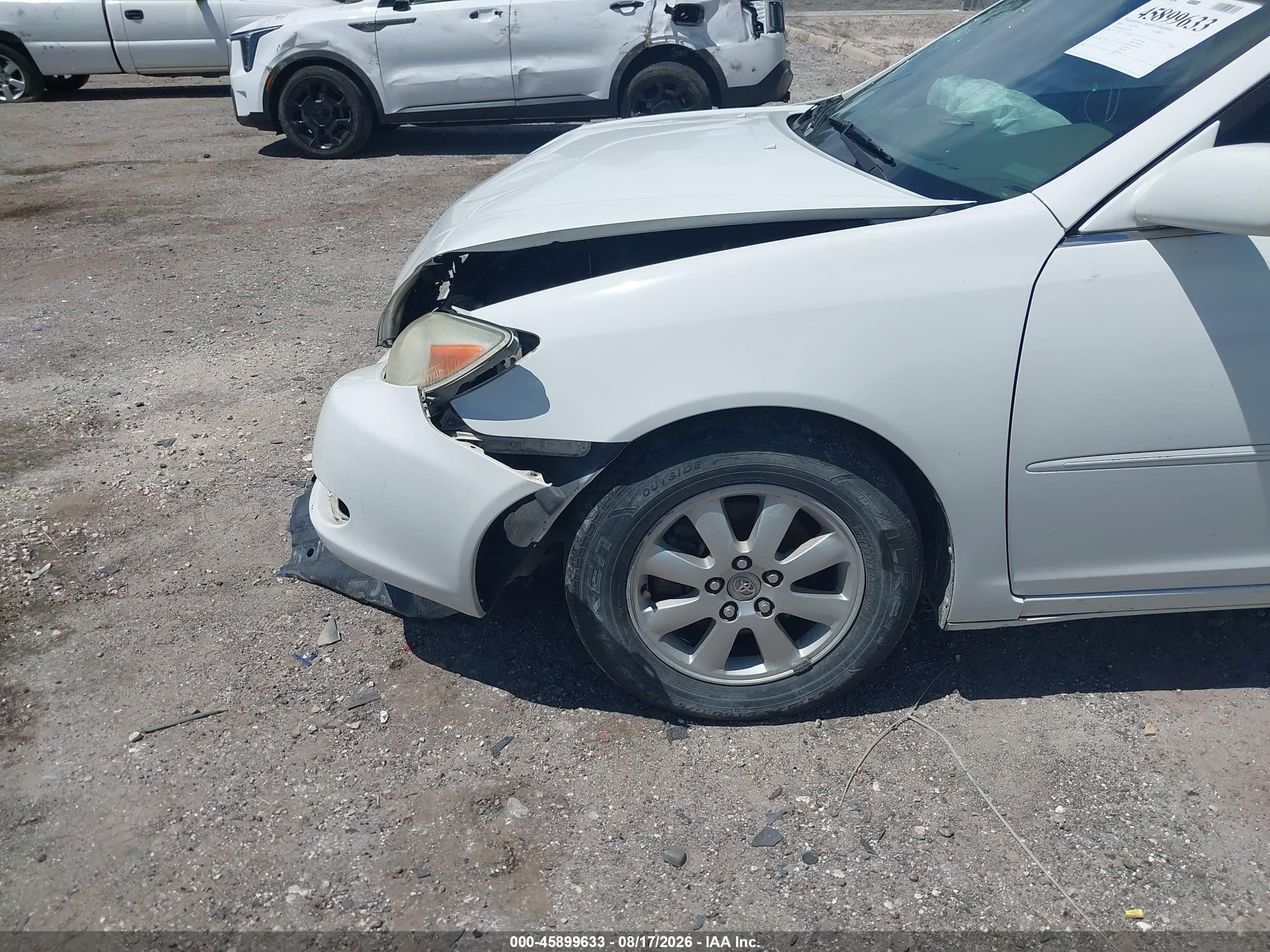 2002 Toyota Camry Xle White vin: JTDBF30K920017103