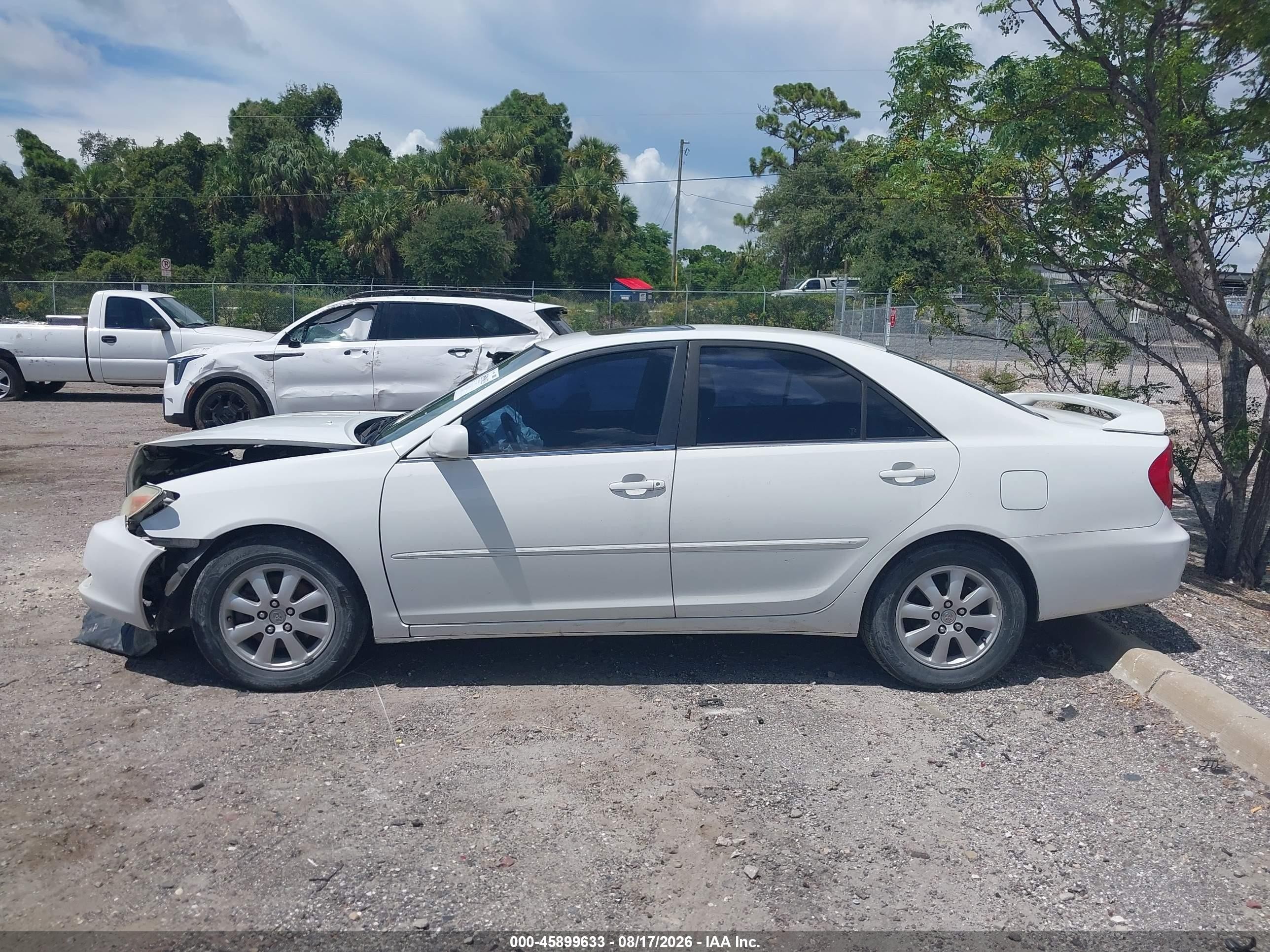 2002 Toyota Camry Xle White vin: JTDBF30K920017103