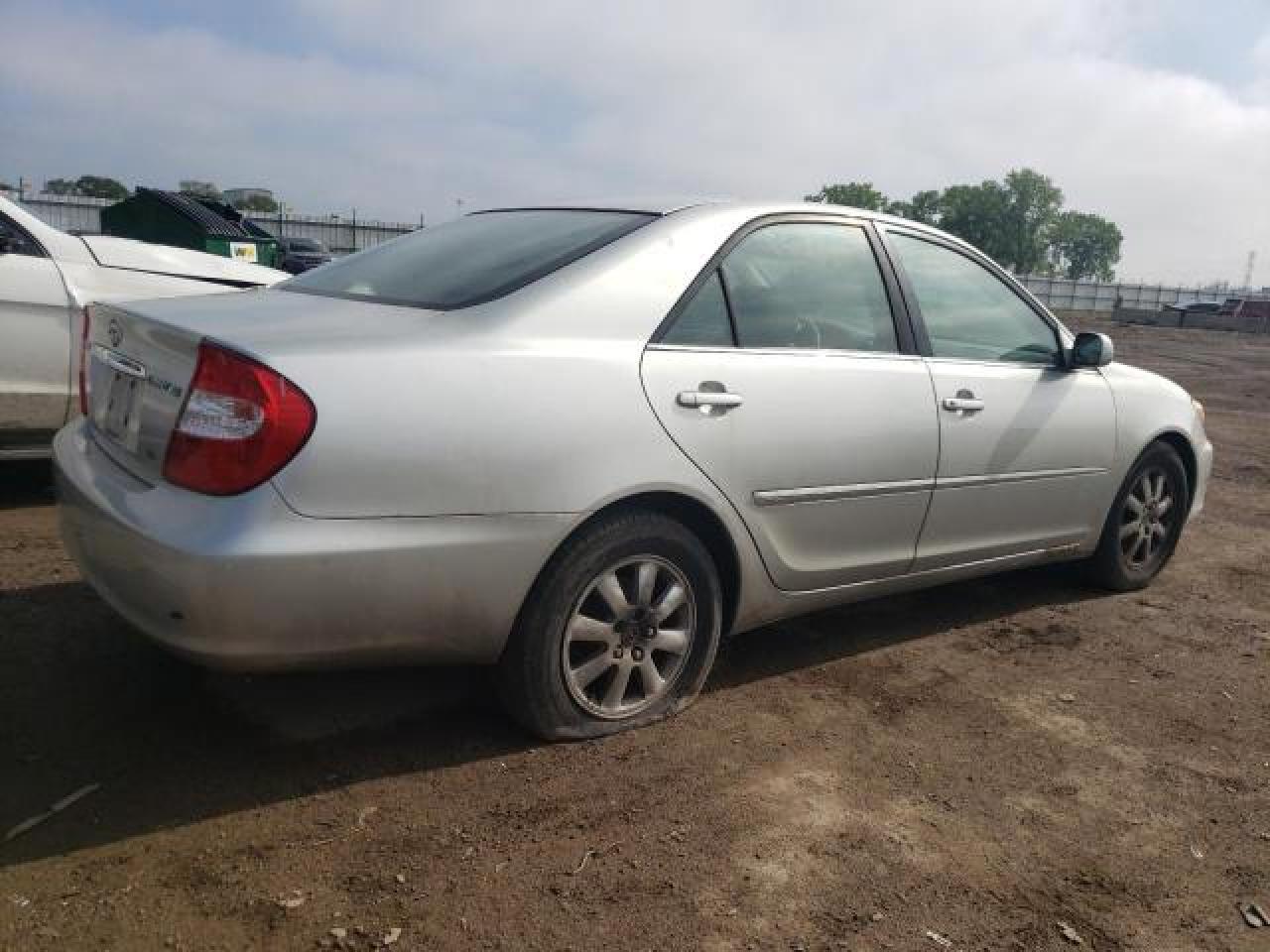 2002 Toyota Camry Le Серебряный vin: JTDBF30KX20001377