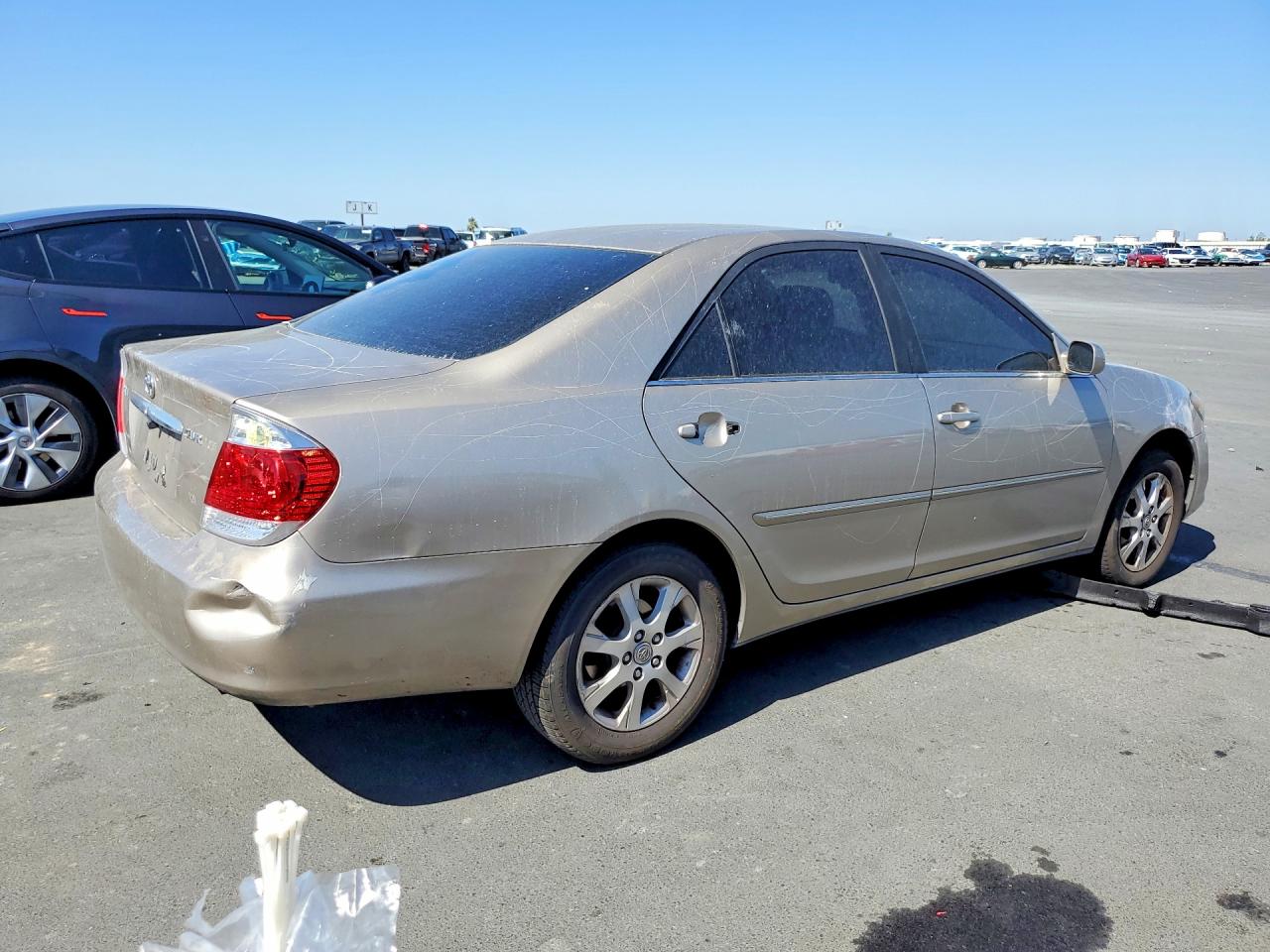 2005 Toyota Camry Xle V6 Gold vin: JTDBF30KX50162171