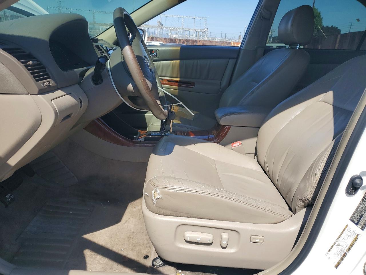 2004 Toyota Camry Xle V6 White vin: JTDBF32K240152696