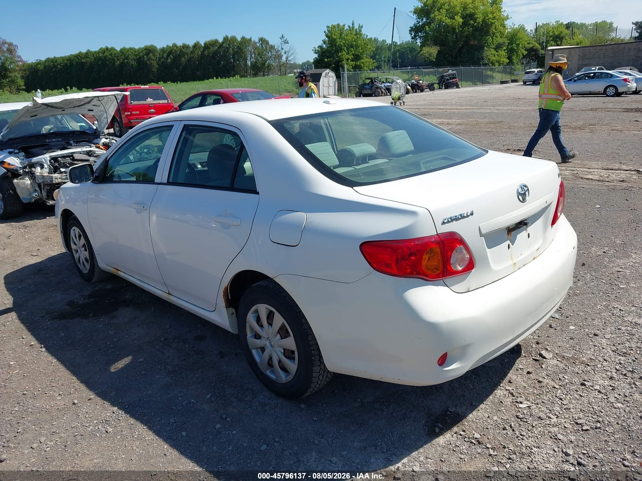 2009 Toyota Corolla Le White vin: JTDBL40E199060025