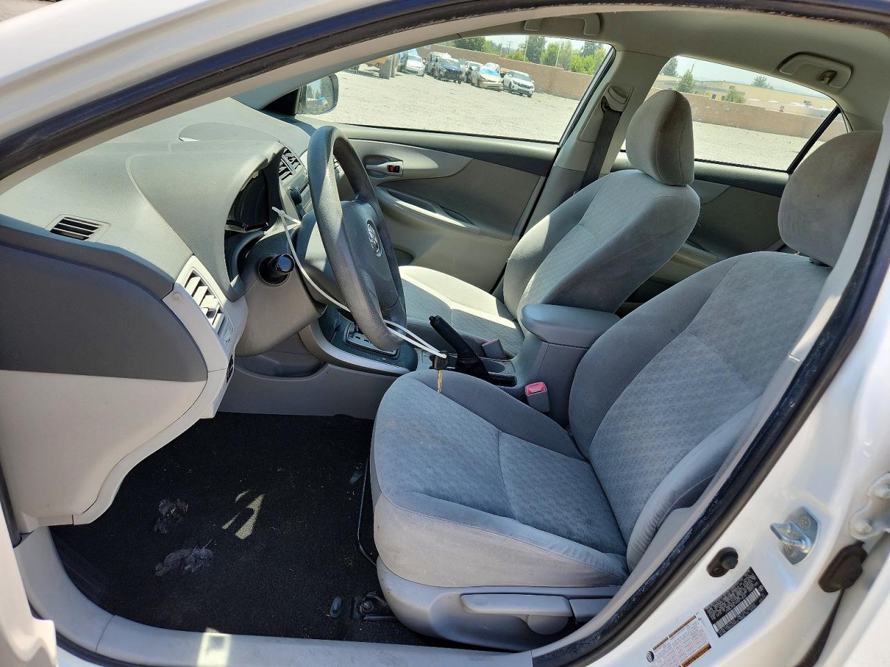 2009 Toyota Corolla Base White vin: JTDBL40E199071624