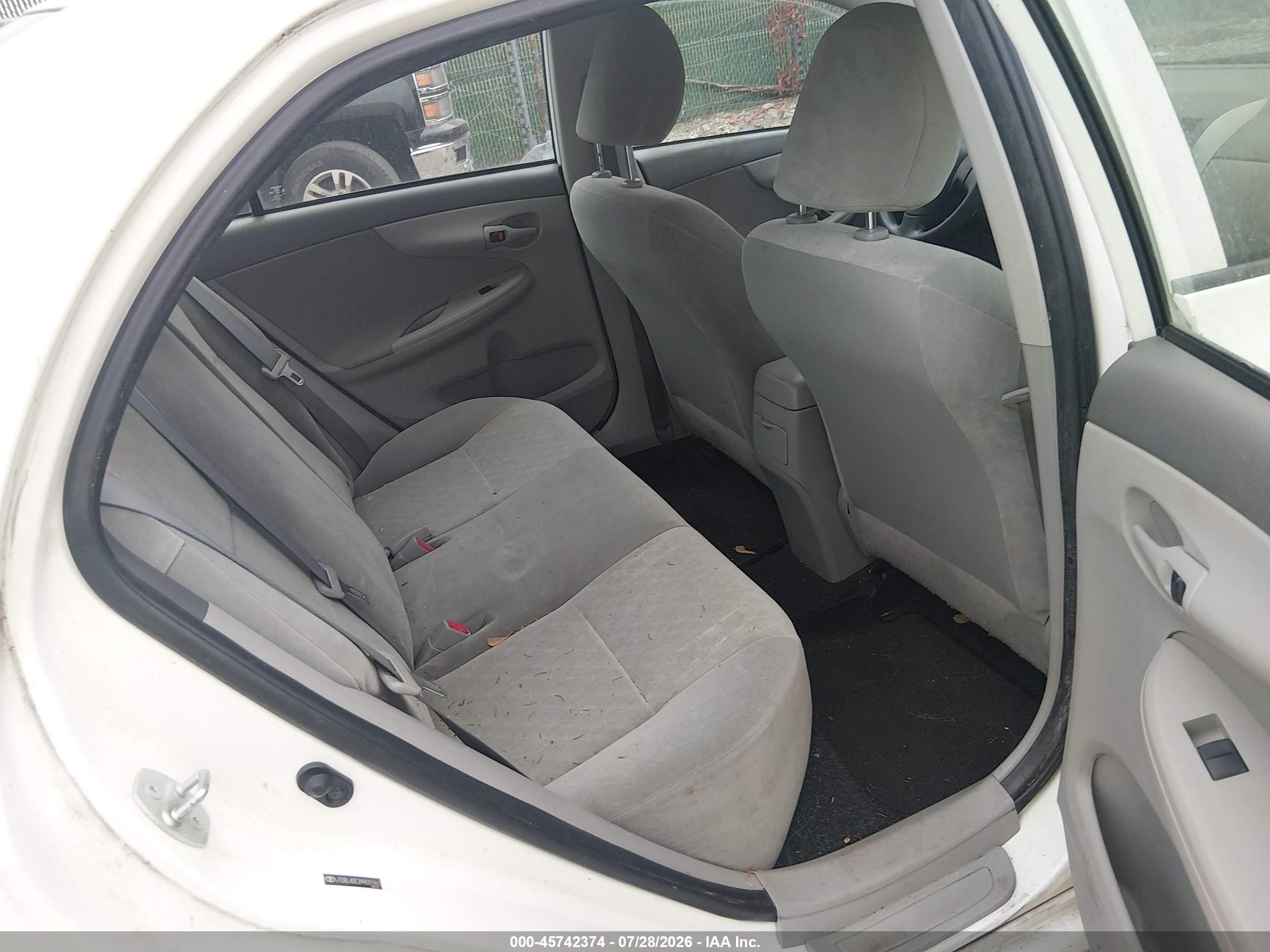 2009 Toyota Corolla Le White vin: JTDBL40E299037465