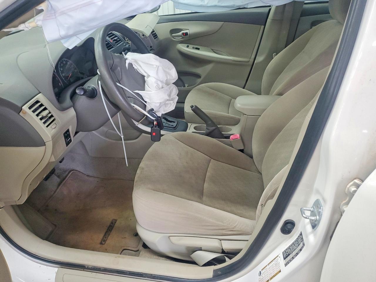 2009 Toyota Corolla Le White vin: JTDBL40E299048899