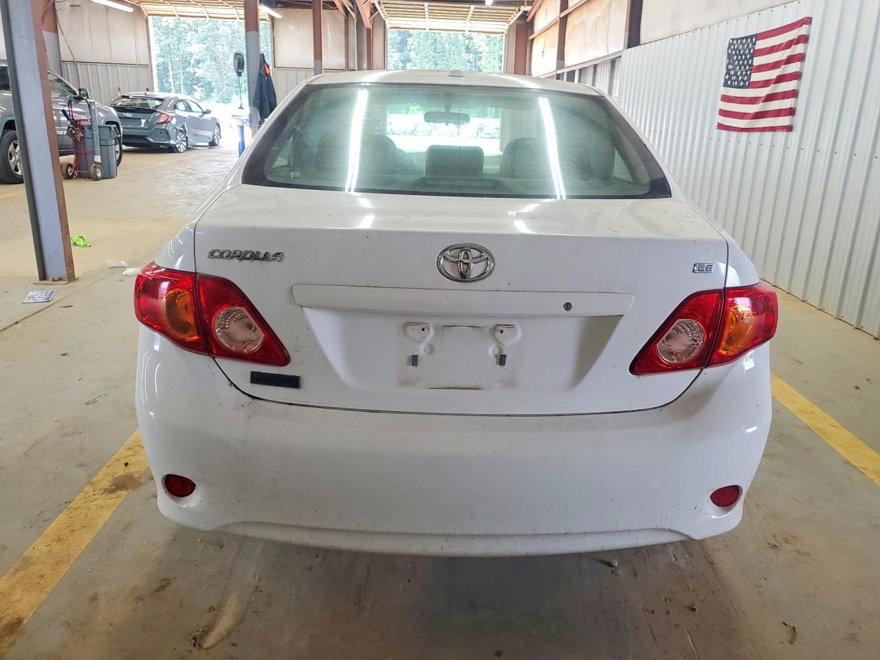 2009 Toyota Corolla Le White vin: JTDBL40E299048899
