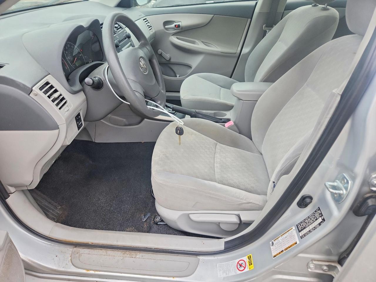 2009 Toyota Corolla Base Silver vin: JTDBL40E299092188