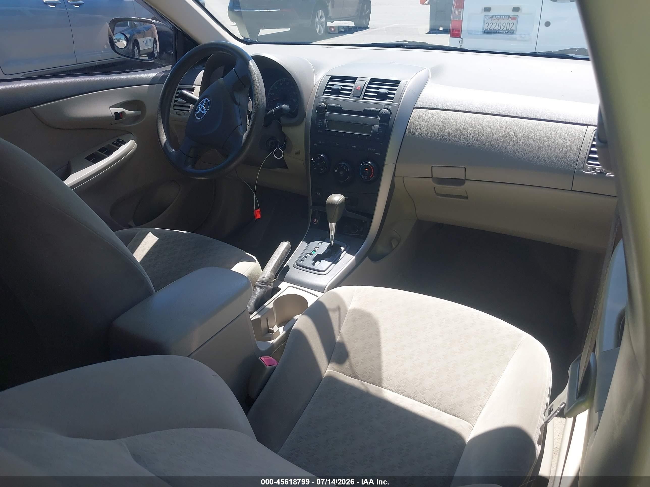 2009 Toyota Corolla Le White vin: JTDBL40E499019694