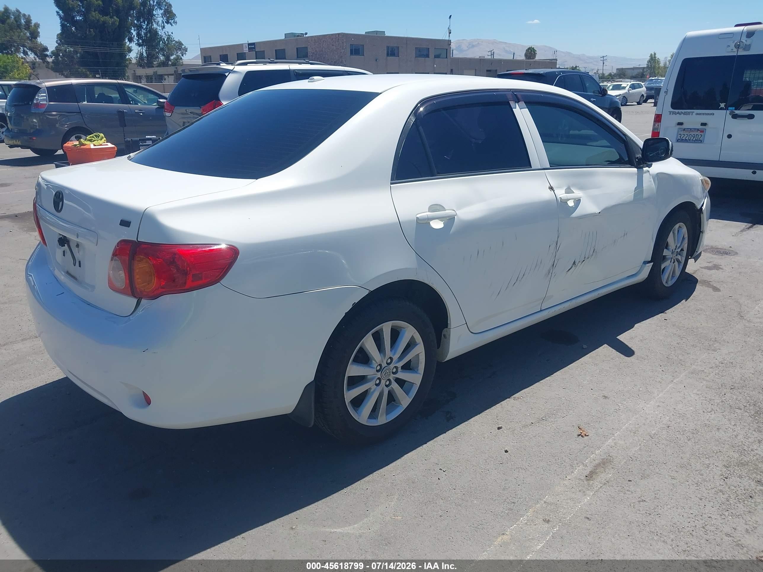 2009 Toyota Corolla Le White vin: JTDBL40E499019694