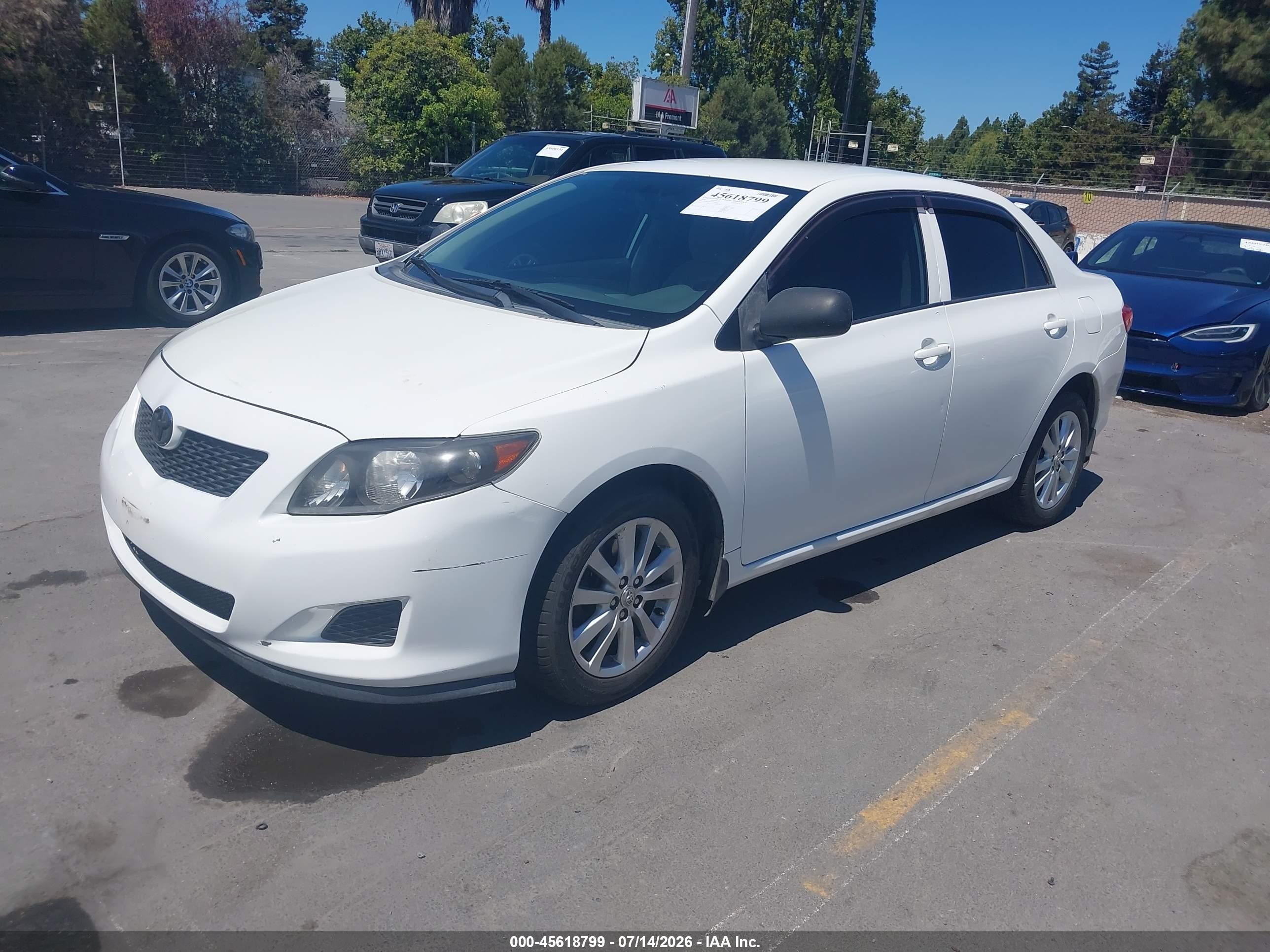 2009 Toyota Corolla Le White vin: JTDBL40E499019694