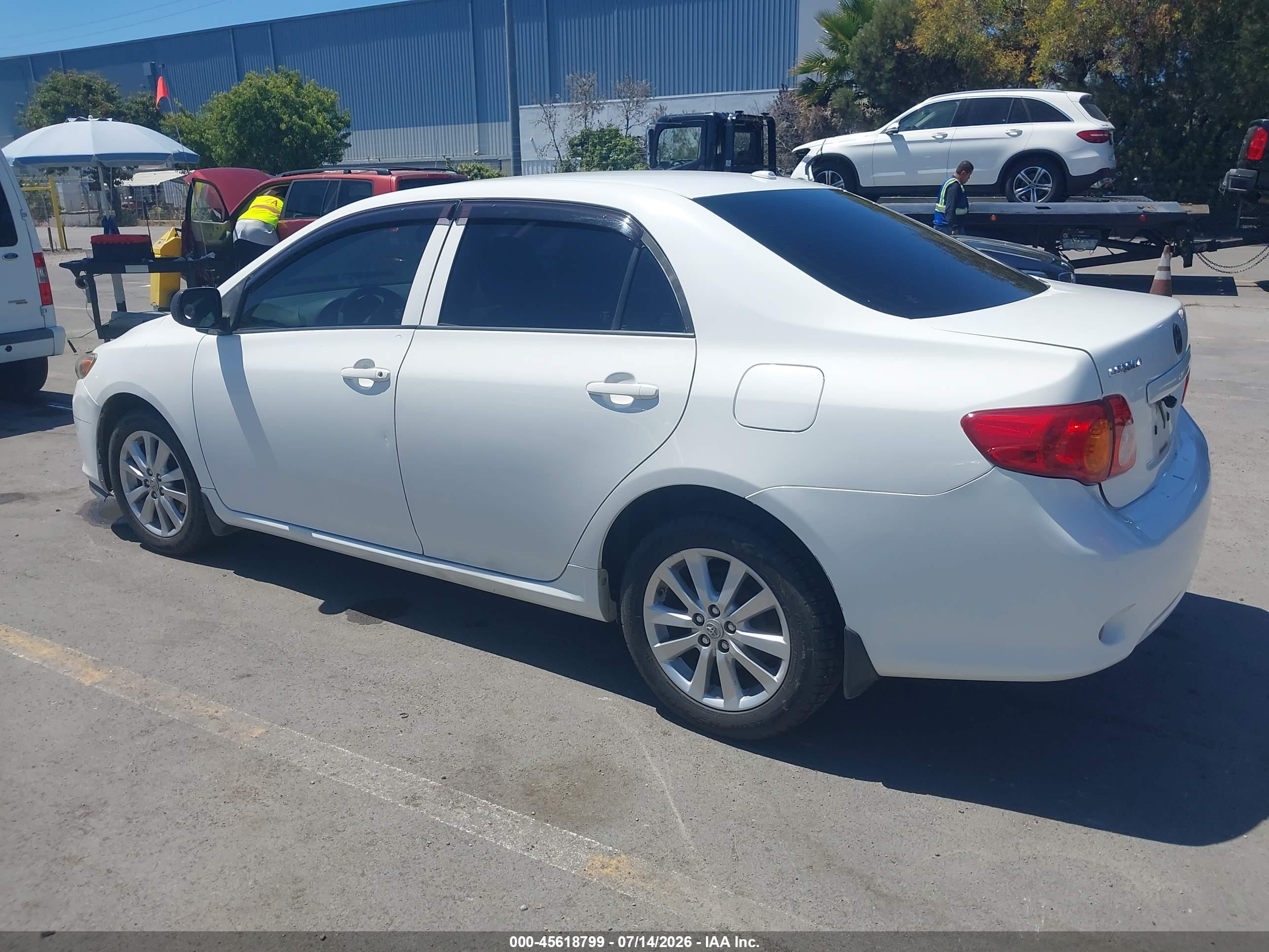 2009 Toyota Corolla Le White vin: JTDBL40E499019694