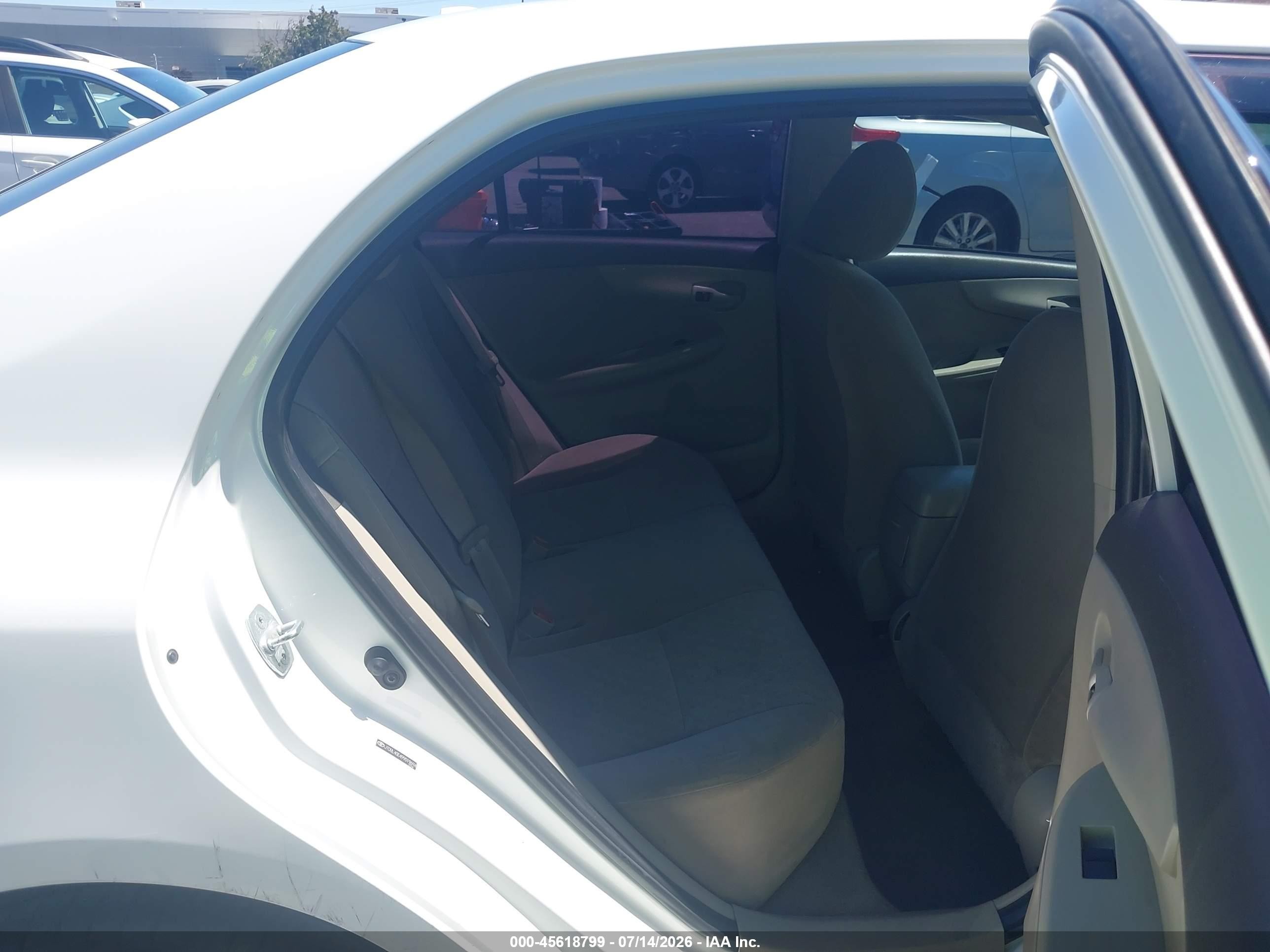 2009 Toyota Corolla Le White vin: JTDBL40E499019694