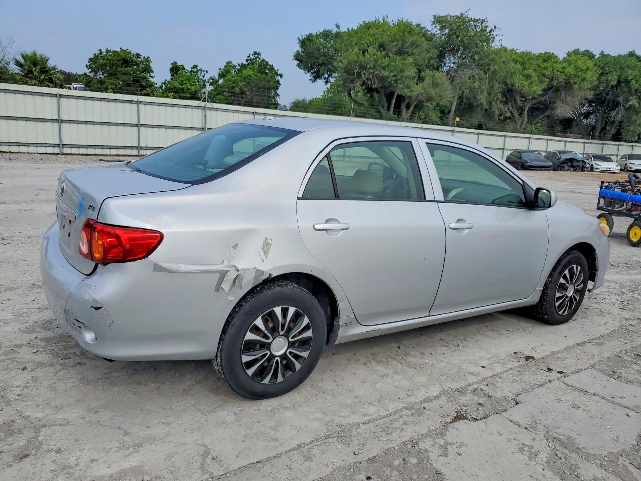 2009 Toyota Corolla Le Silver vin: JTDBL40E499046166