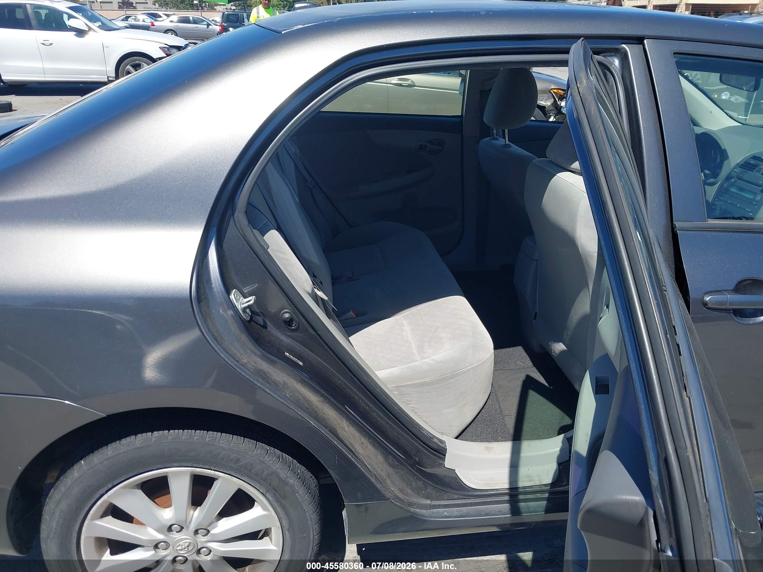 2009 Toyota Corolla Le Gray vin: JTDBL40E49J003557