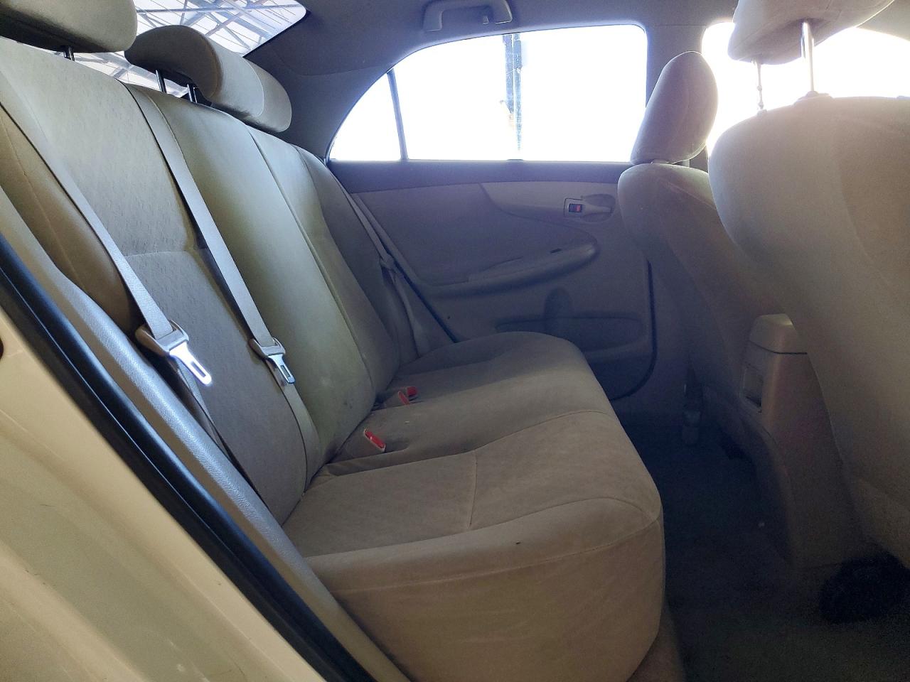 2009 Toyota Corolla Le White vin: JTDBL40E599041137