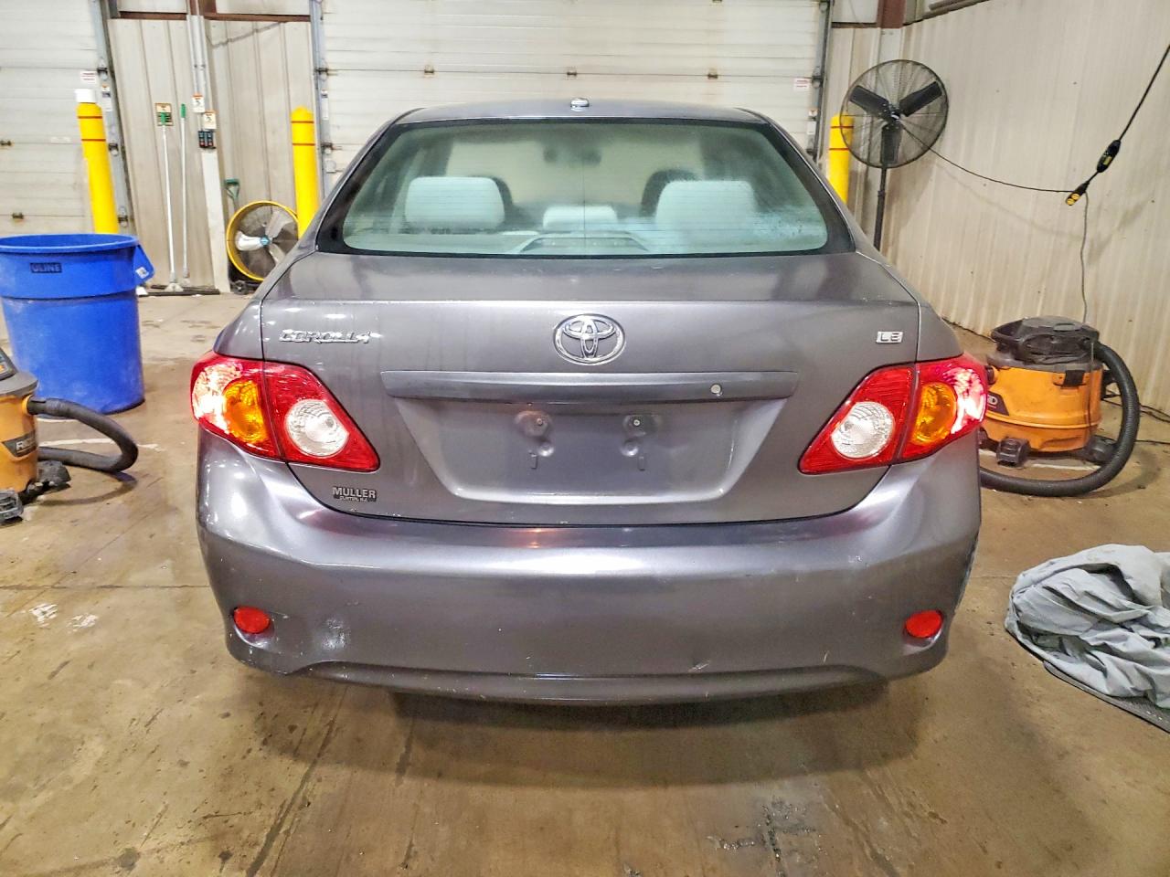 2009 Toyota Corolla Le Gray vin: JTDBL40E59J018052