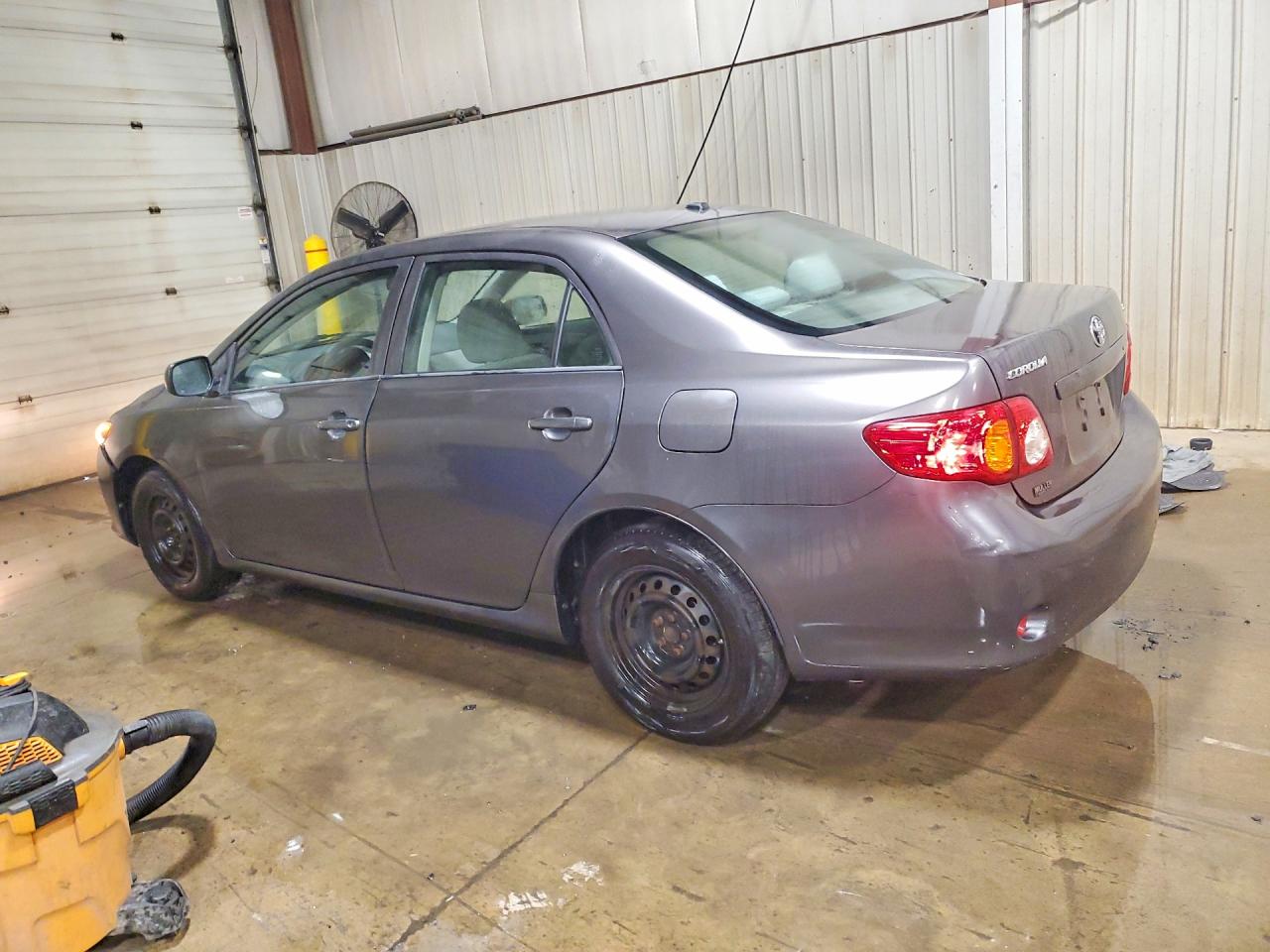 2009 Toyota Corolla Le Gray vin: JTDBL40E59J018052