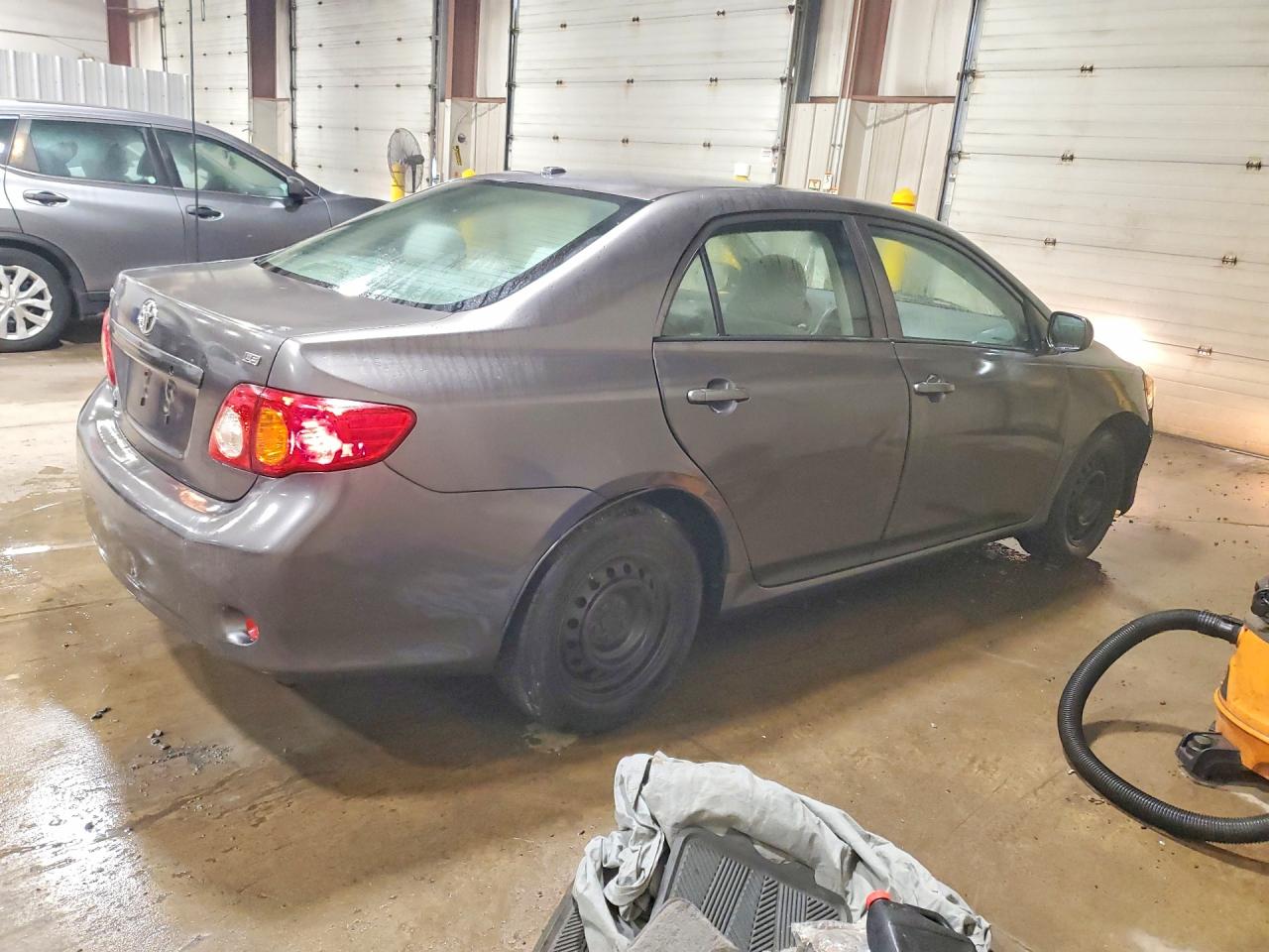 2009 Toyota Corolla Le Gray vin: JTDBL40E59J018052
