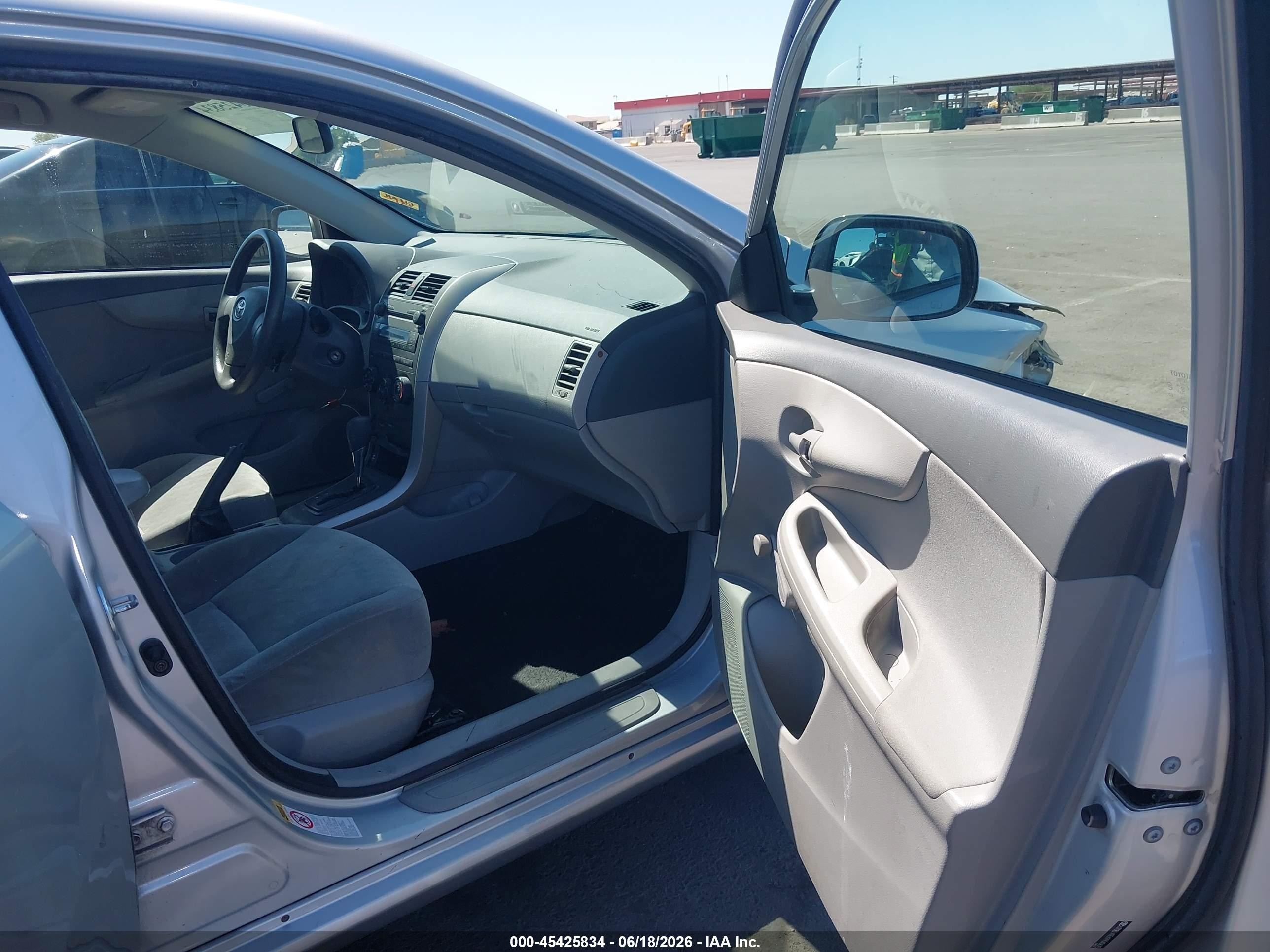2009 Toyota Corolla   Серебряный vin: JTDBL40E699040675
