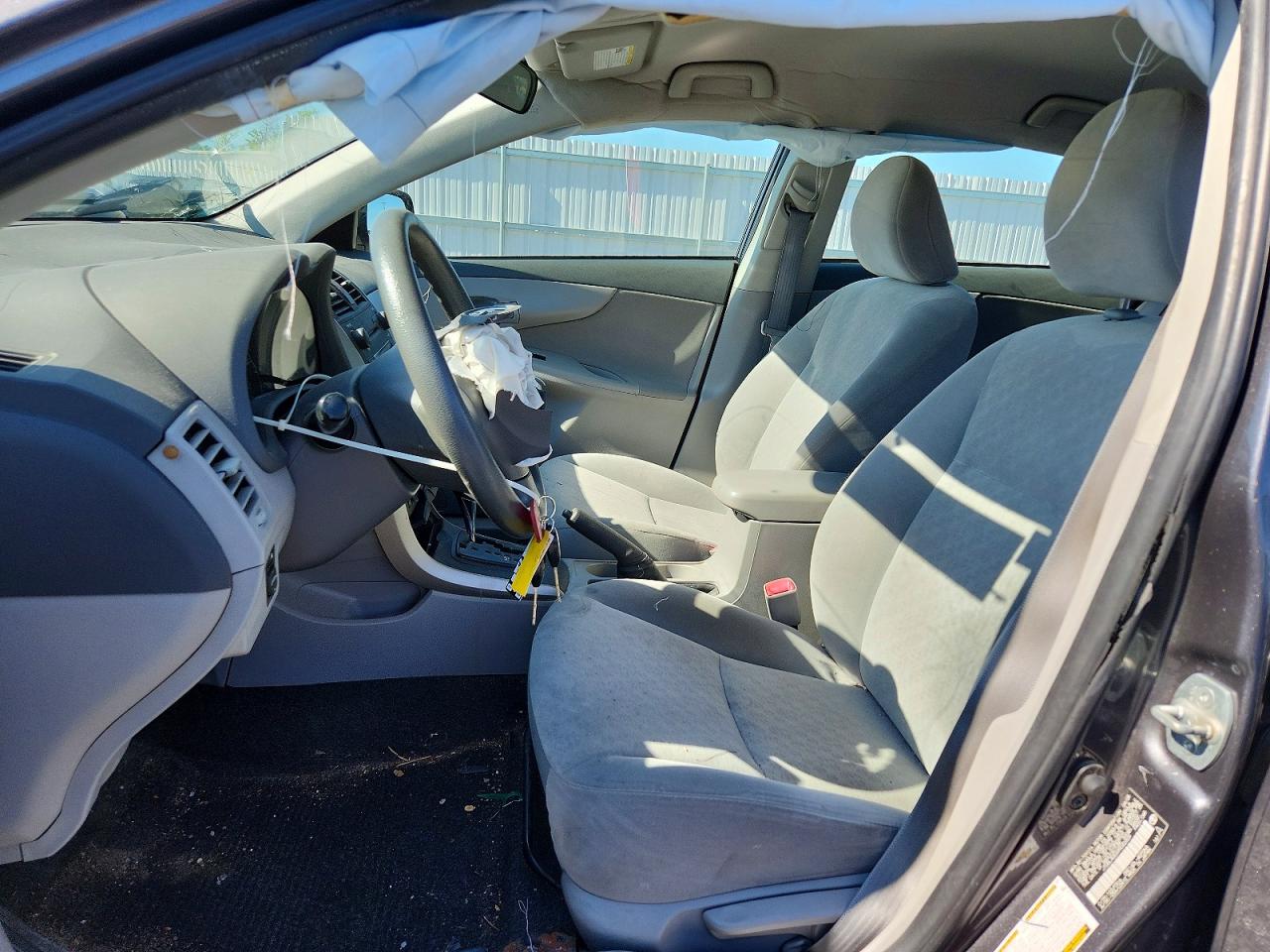 2009 Toyota Corolla Le Gray vin: JTDBL40E699042409