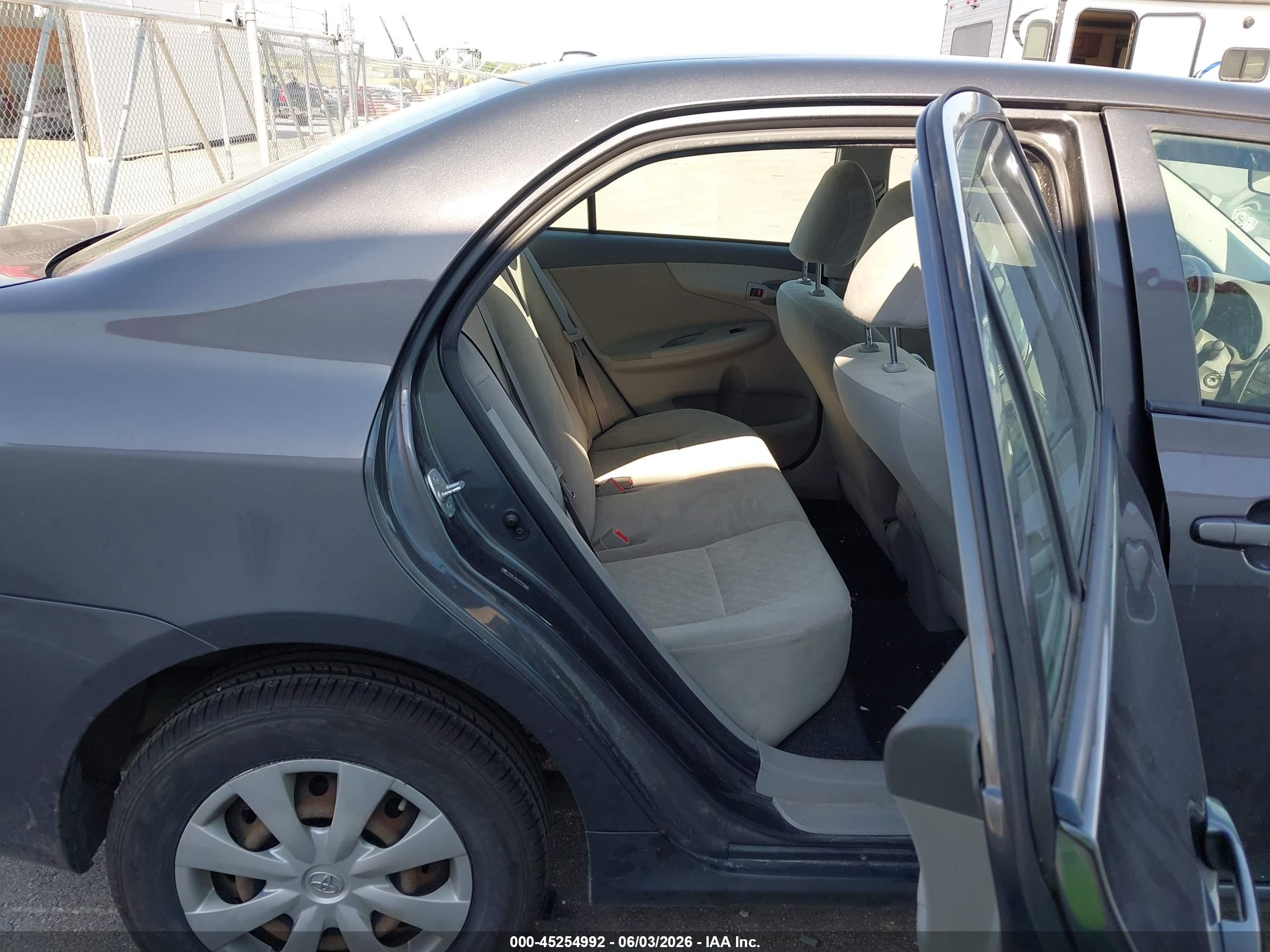 2009 Toyota Corolla Le Gray vin: JTDBL40E699070100