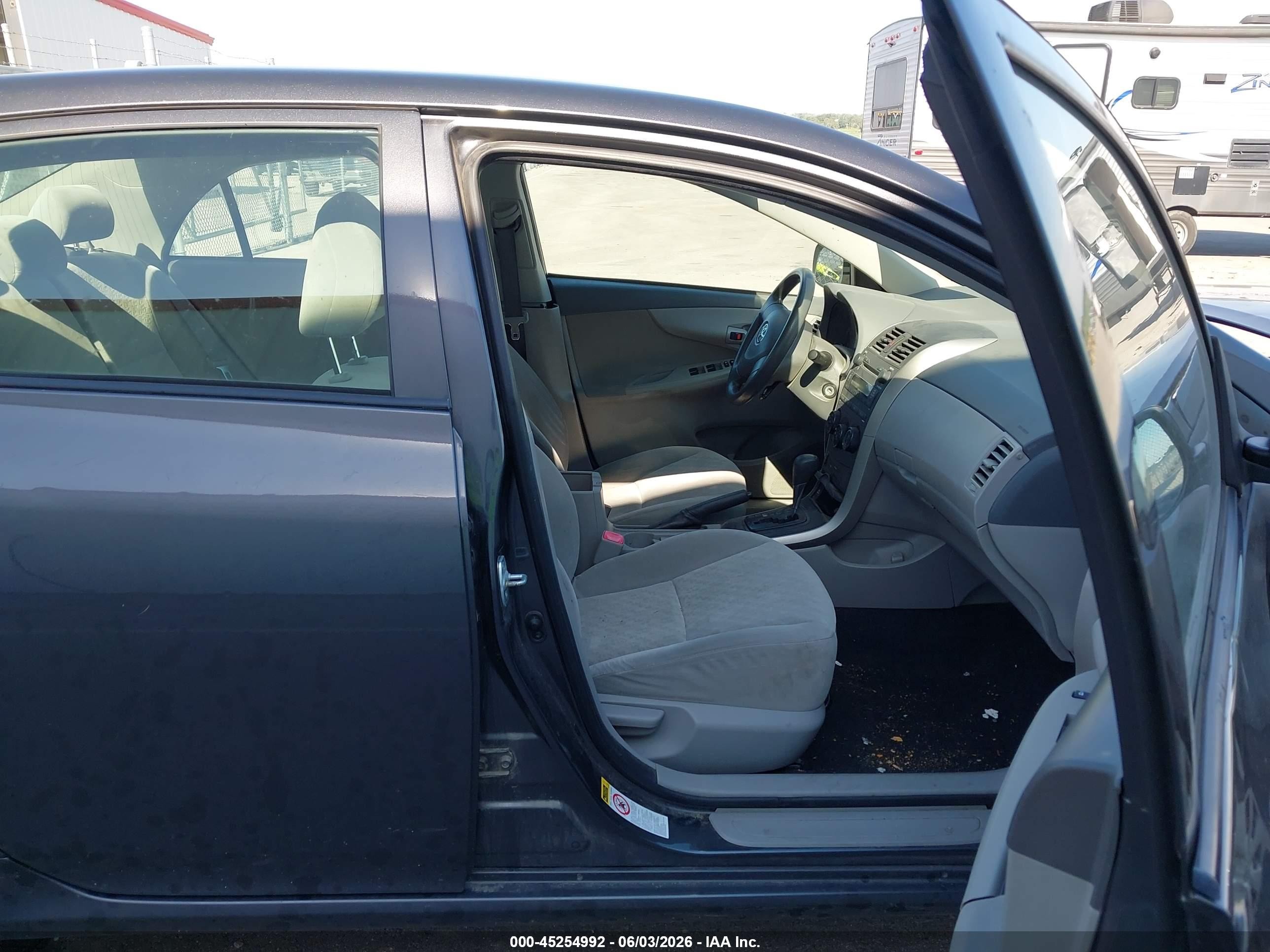 2009 Toyota Corolla Le Gray vin: JTDBL40E699070100