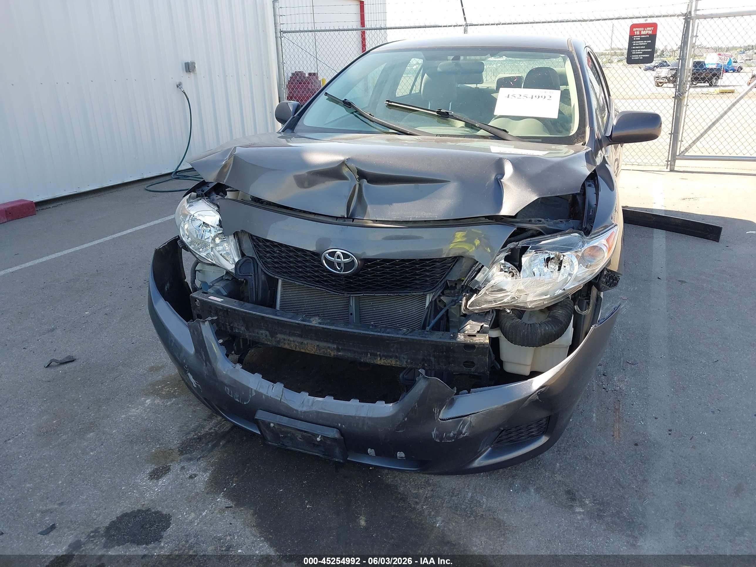 2009 Toyota Corolla Le Gray vin: JTDBL40E699070100