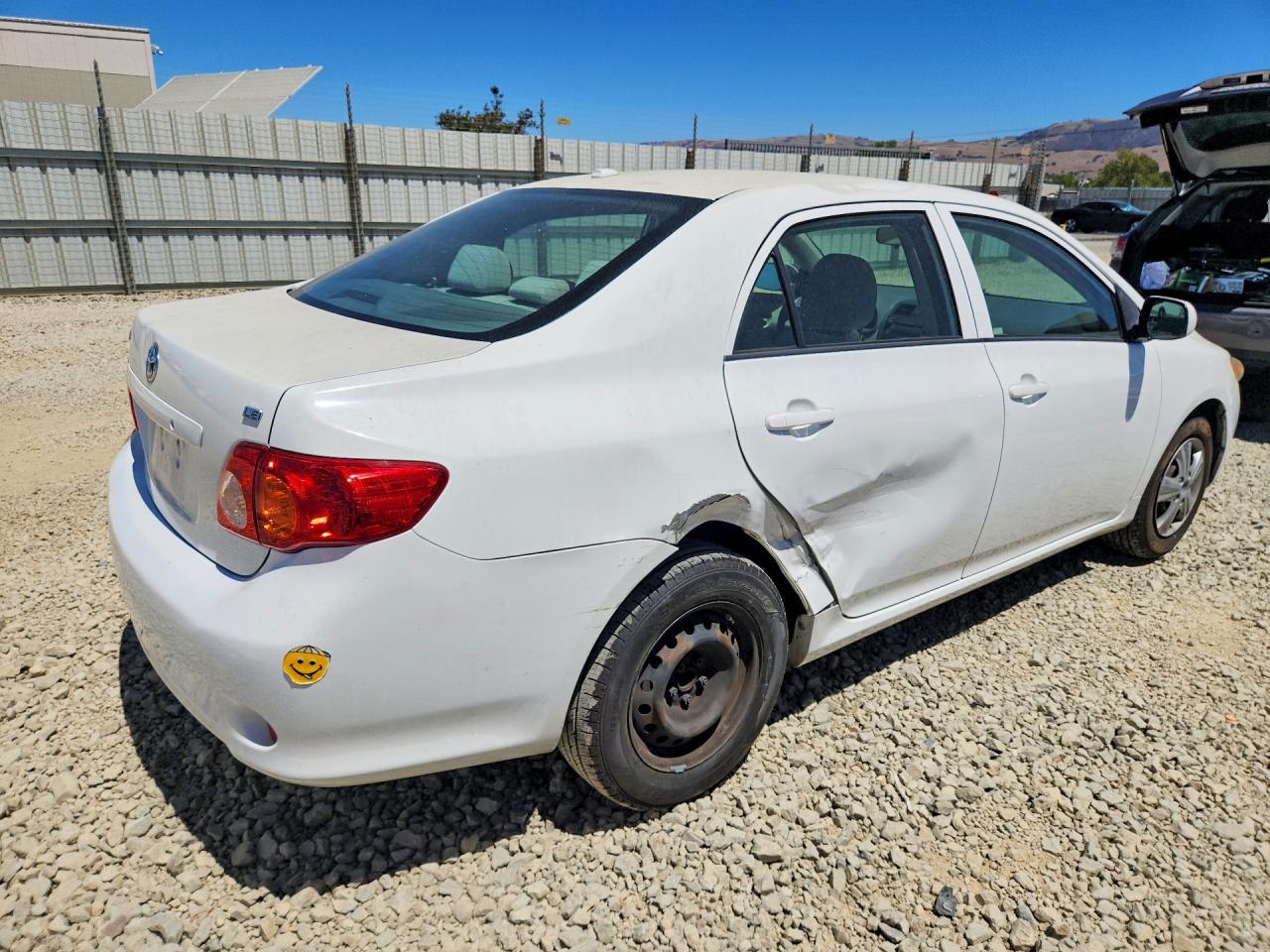 2009 Toyota Corolla Le White vin: JTDBL40E69J030078