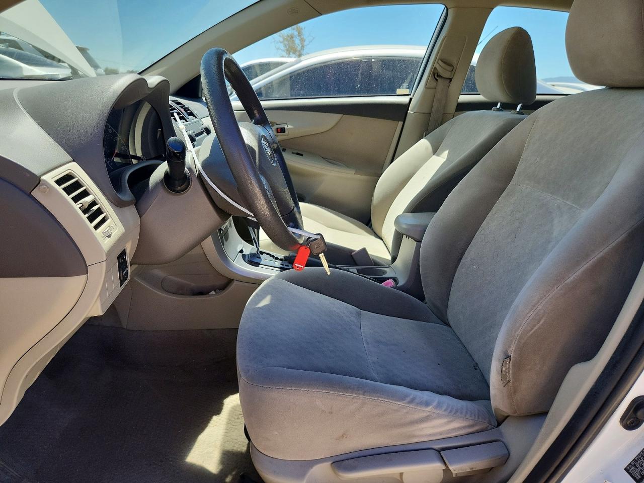 2009 Toyota Corolla Le White vin: JTDBL40E69J030078