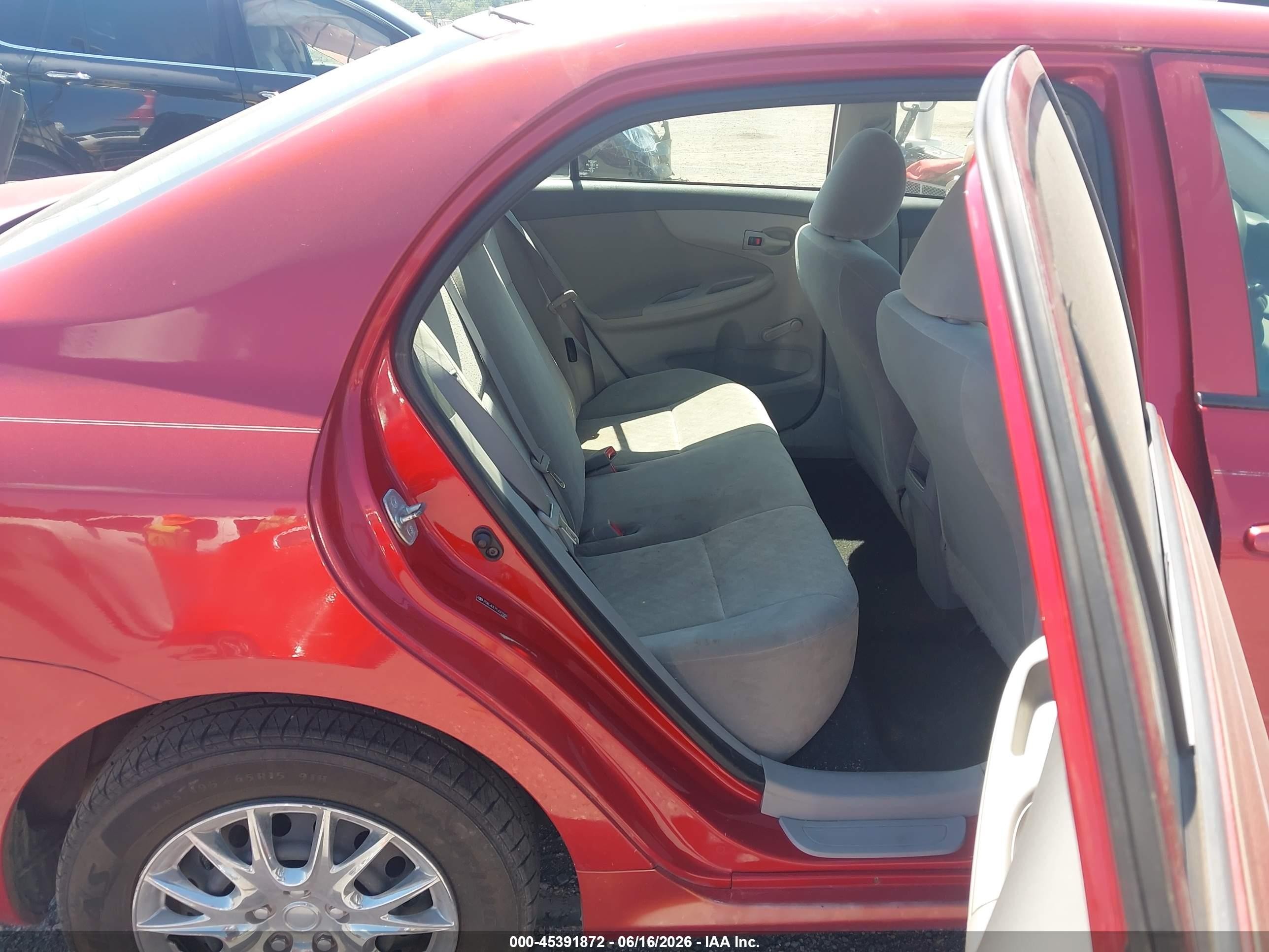 2009 Toyota Corolla   Red vin: JTDBL40E79J021583
