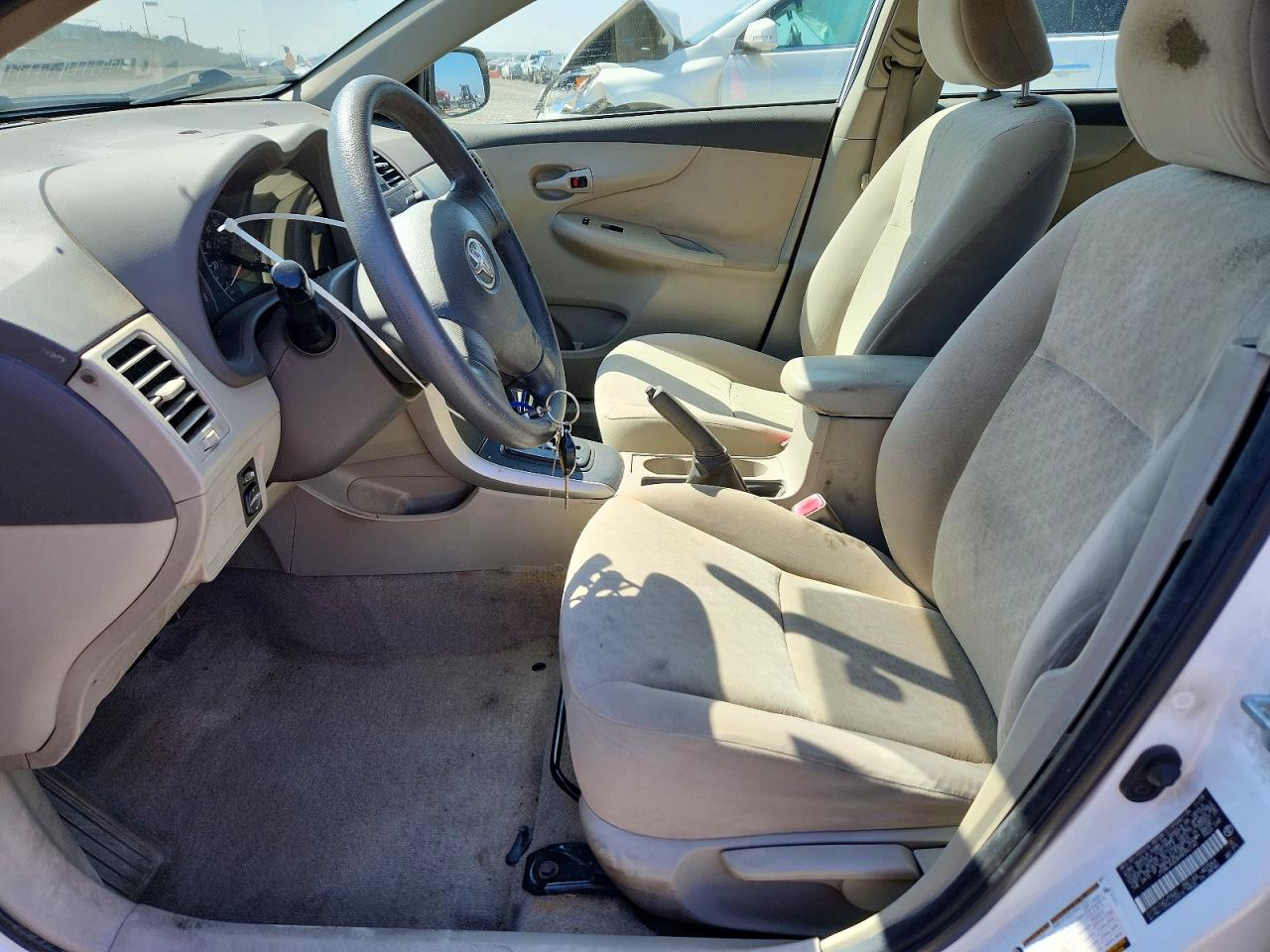 2009 Toyota Corolla Le White vin: JTDBL40E899090140